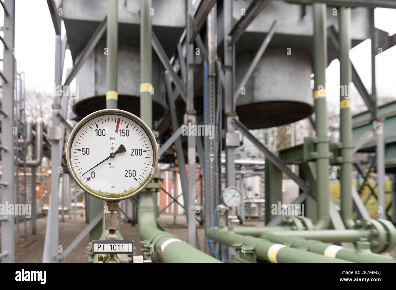 Gasspeicheranlage und Druckmanometer in der Nähe von Kiel im Herbst 2022 Stock Photo