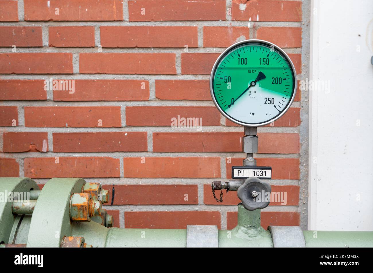 Gasspeicheranlage und Druckmanometer in der Nähe von Kiel im Herbst 2022 Stock Photo