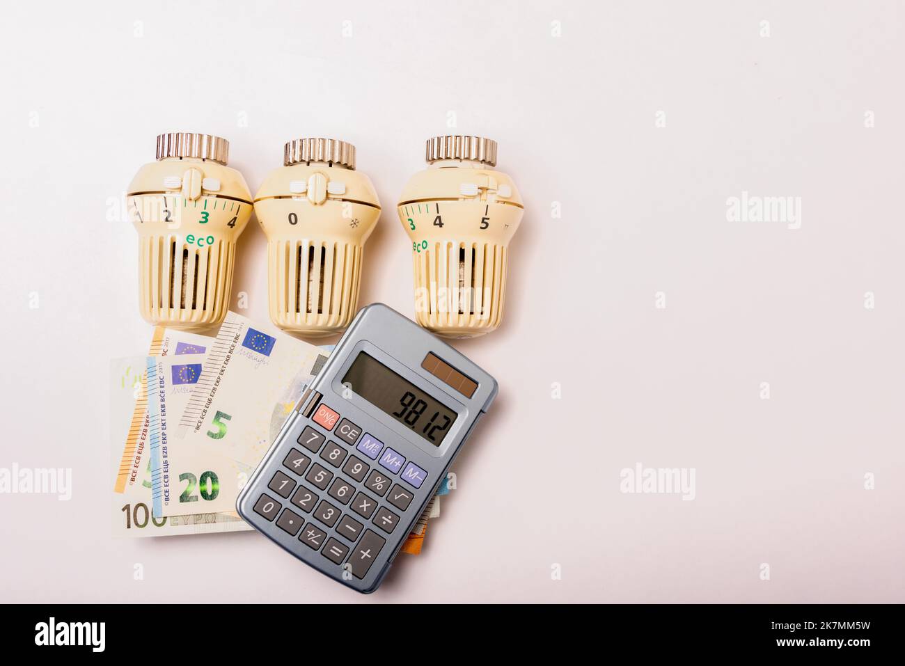 Konventionelle Heizungsventile mit Taschenrechner und Geldscheinen Stock Photo
