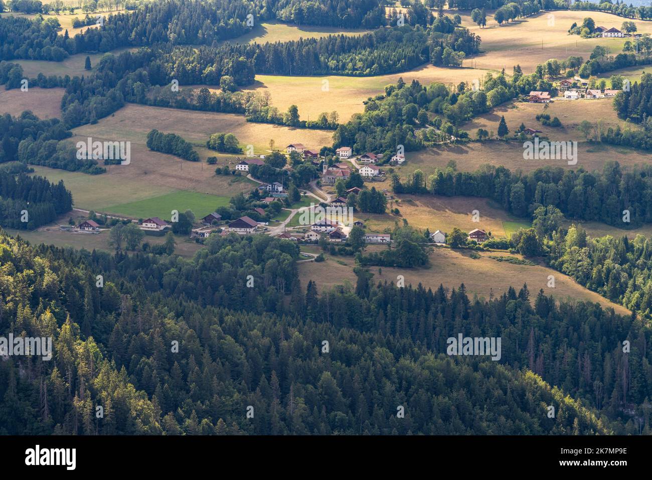 Das Dorf Le Pissoux, Villers-le-Lac, Frankreich, Europa |  Le Pissoux village,  Villers-le-Lac, France, Europe Stock Photo