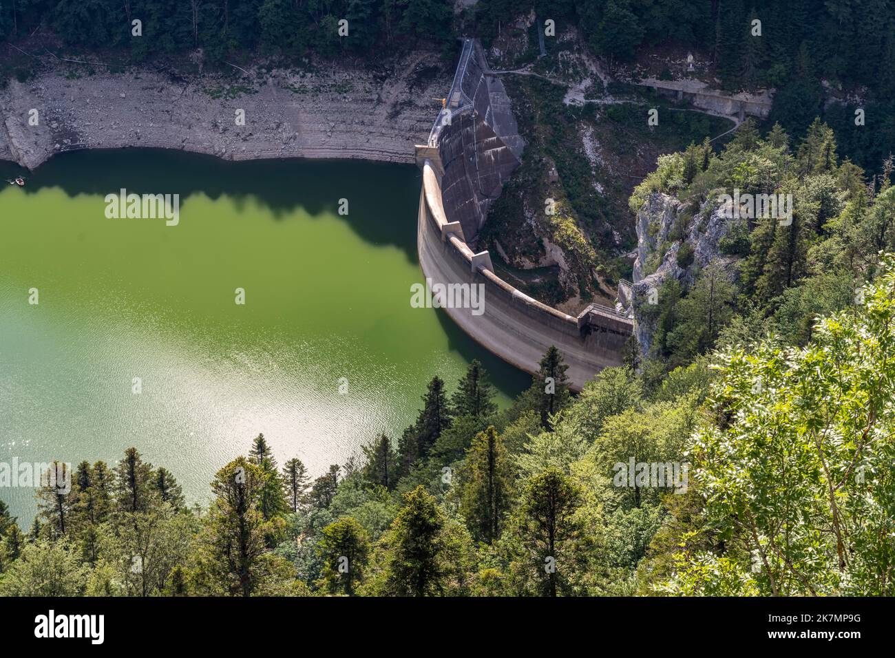 Staumauer Châtelot  des Doubs Stausee Lac des Moron zwischen der Schweiz und Frankreich, Europa |  Lac des Moron Doubs river reservoir and dam Châtelo Stock Photo