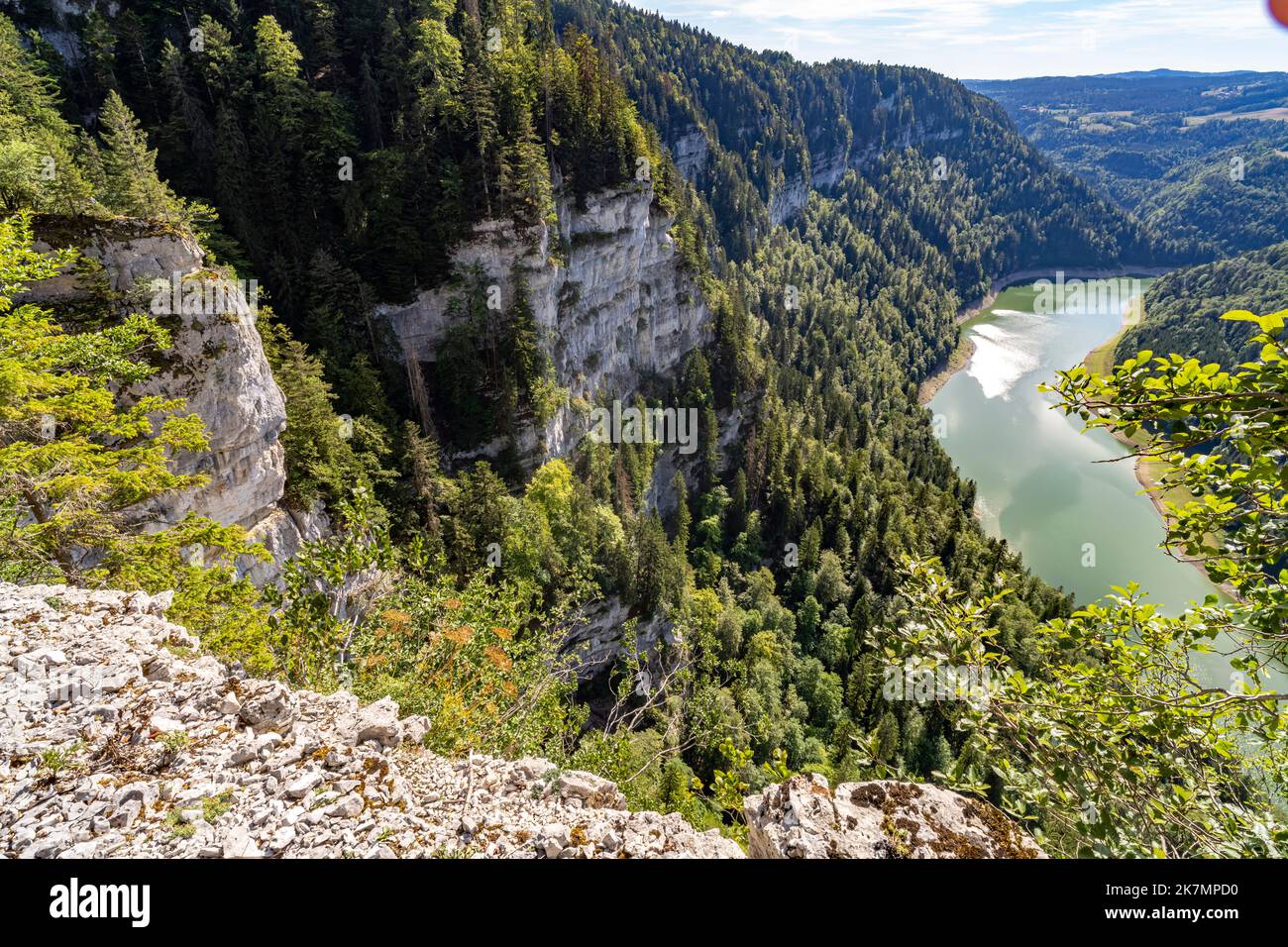 Der Doubs Stausee Lac des Moron zwischen der Schweiz und Frankreich, Europa |  Lac des Moron Doubs river reservoir between Switzerland and France, Eur Stock Photo