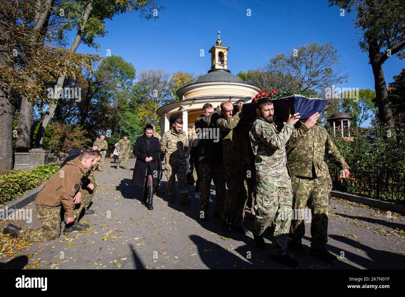 Brothers in arms carry the coffin with the body of Ukrainian soldier ...