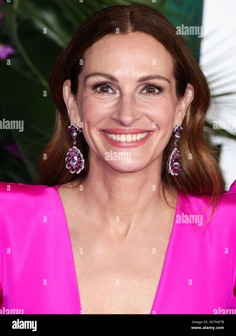 WESTWOOD, LOS ANGELES, CALIFORNIA, USA OCTOBER 17 American actress Julia Roberts wearing a
