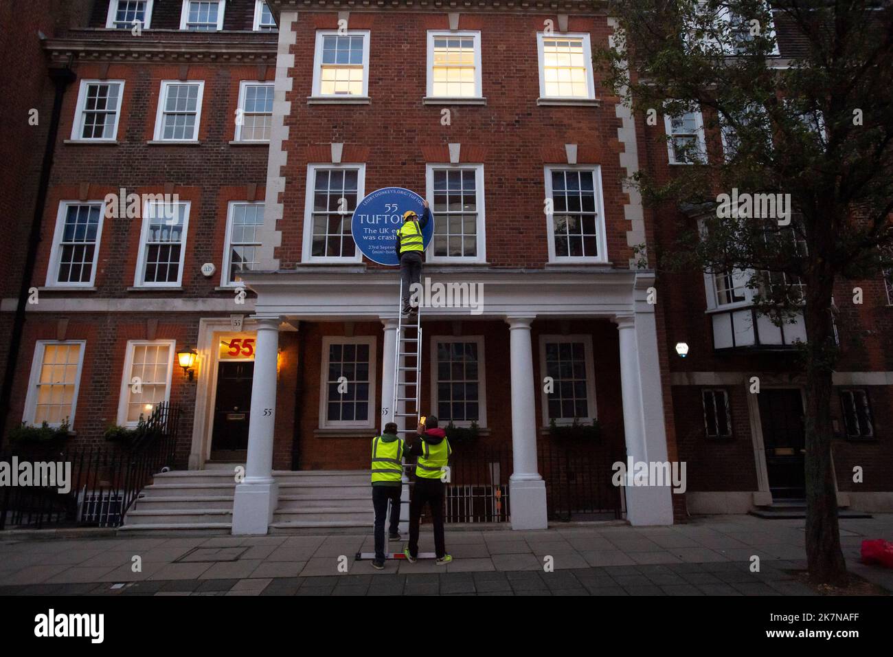 London, UK, 18 October 2022. Campaigners from Led By Donkeys fix a blue plaque to 55 Tufton Street in Westminster. The building is home to several free market groups that were instrumental in Kwarsi Kwarteng's mini budget. Credit: David Mirzoeff/Alamy Live News Stock Photo