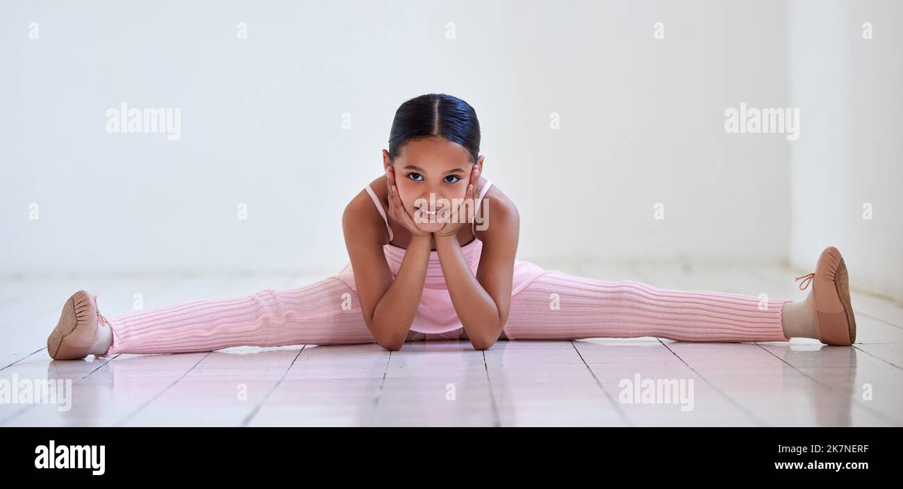 Cute little girl doing splits hi-res stock photography and images - Alamy