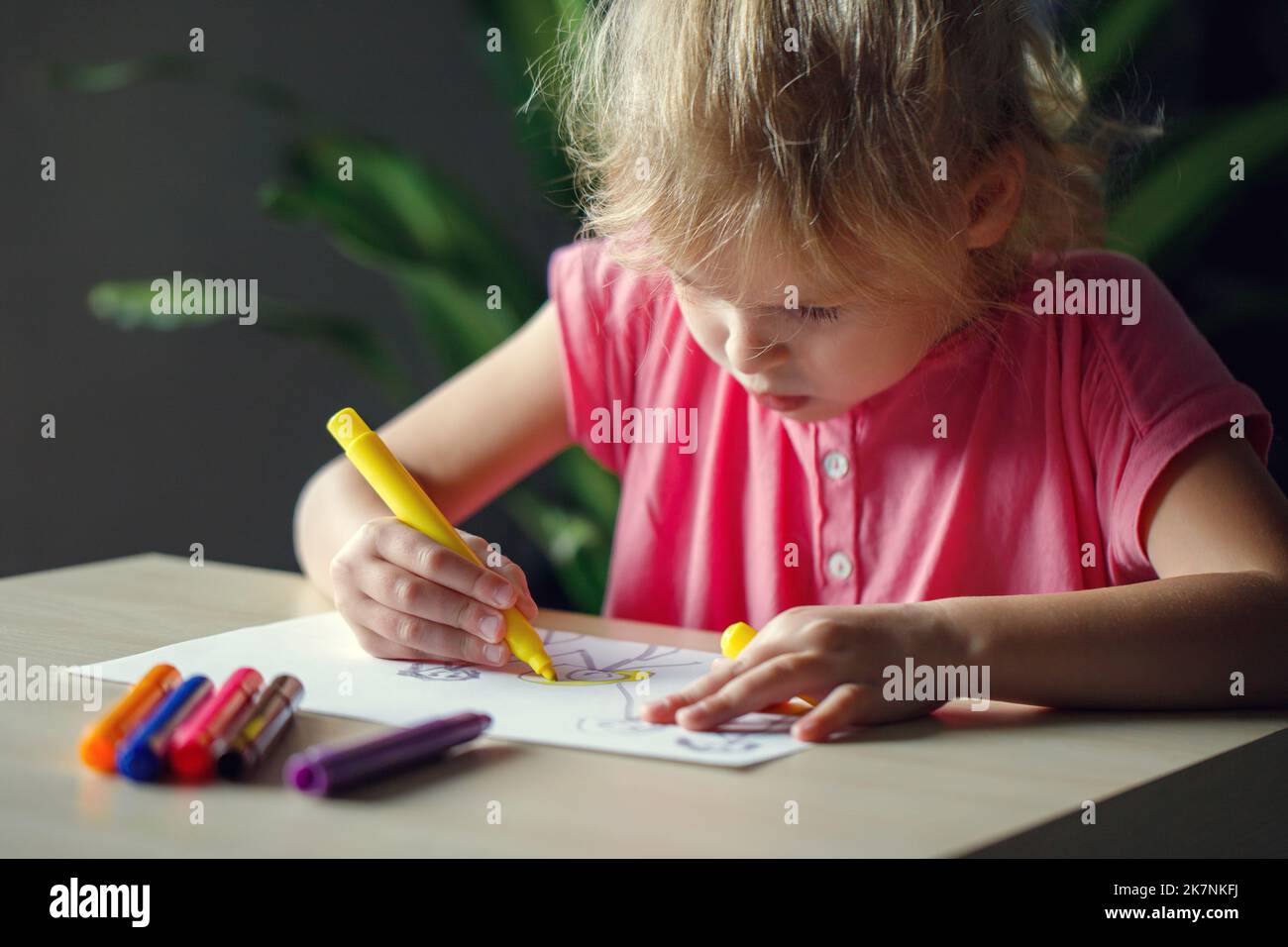 https://c8.alamy.com/comp/2K7NKFJ/child-drawing-a-picture-with-colored-markers-little-girl-sitting-at-the-desk-2K7NKFJ.jpg