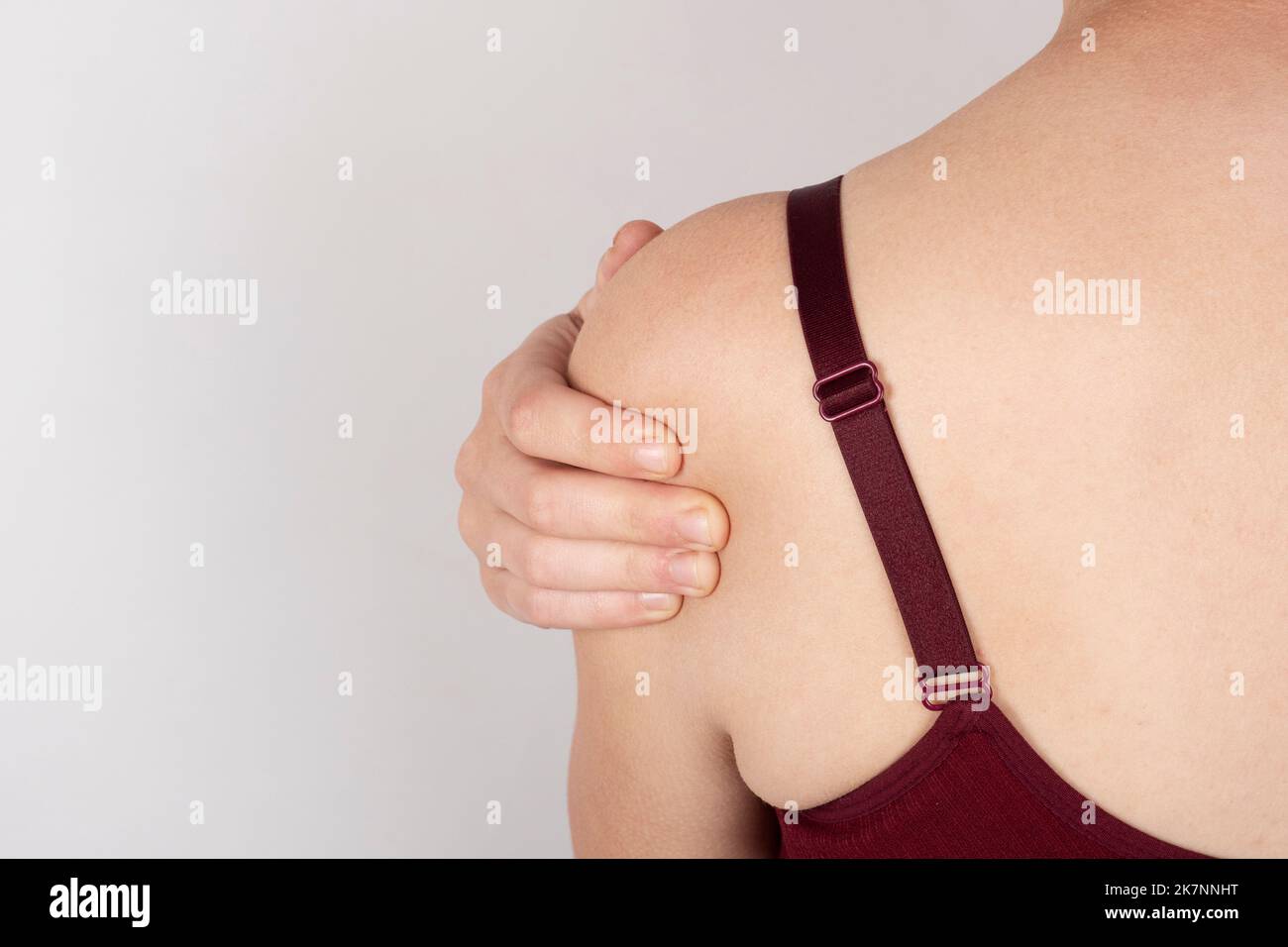 female sore shoulder, woman with shoulder pain Stock Photo Alamy