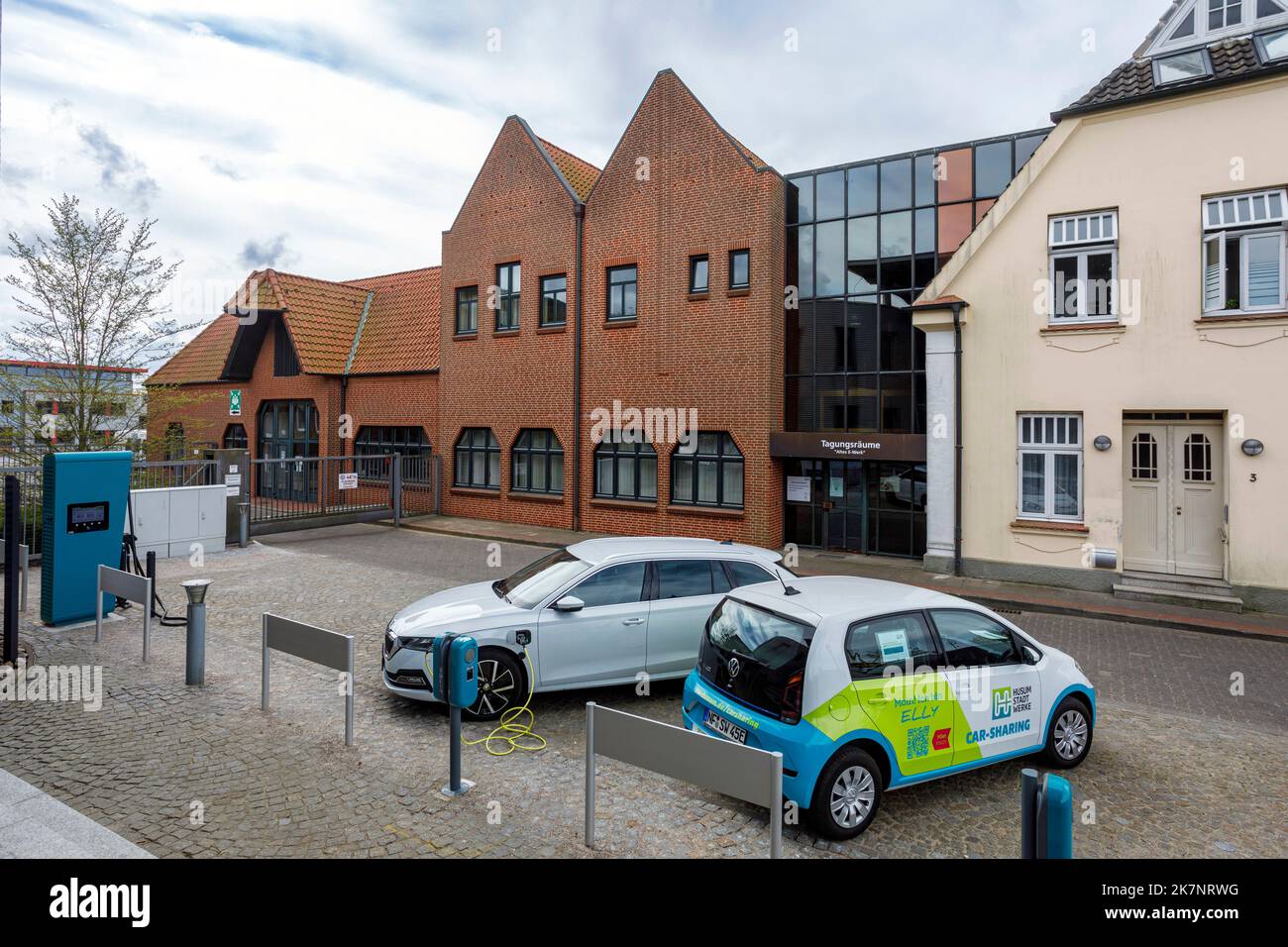 Ladesäule für Elektrofahrzeuge an den Stadtwerken Husum vor den Tagungsräumen „Altes E-Werk“ Stock Photo