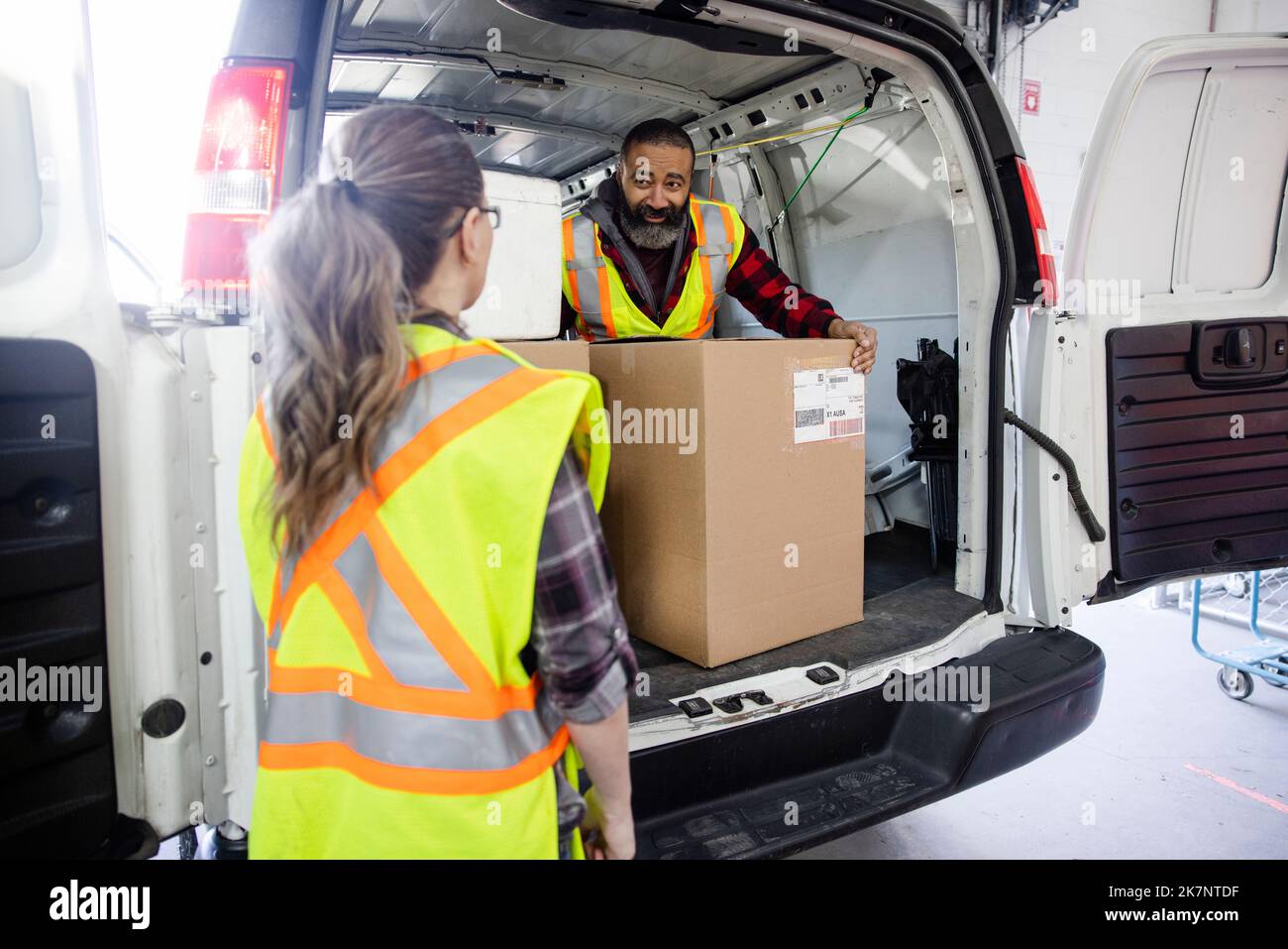 Worker unloading boxes hi-res stock photography and images - Alamy