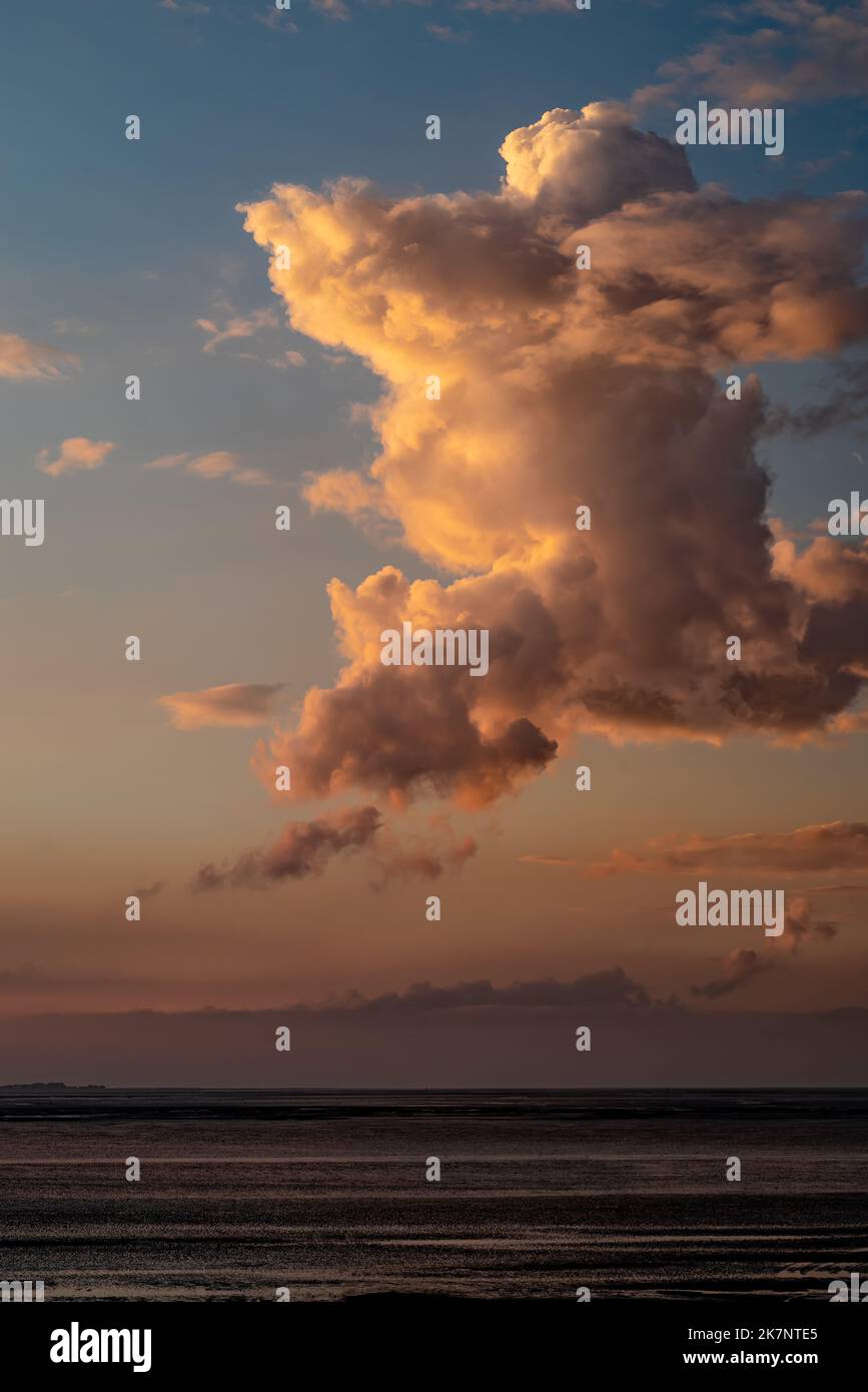 Wolkenformation zur geoldenen Stunde Stock Photo
