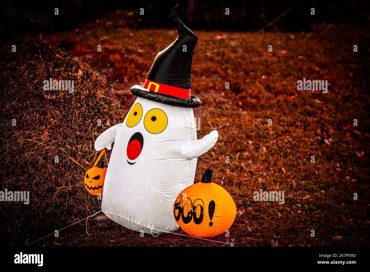 Frightened ghost lawn ornament for Halloween - blow up ghost with pilgrim hat and trick or treat pumpkin Stock Photo