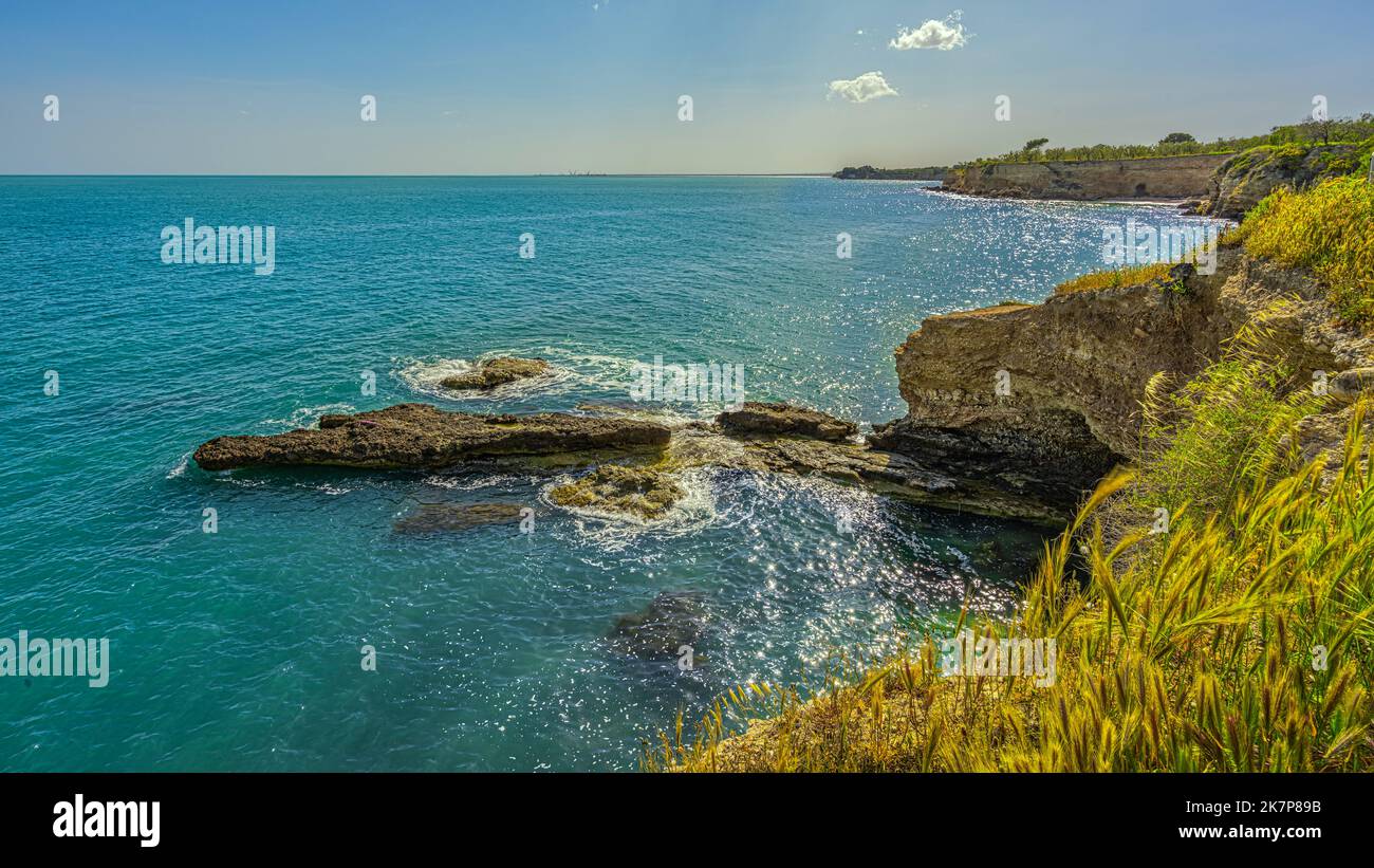 Cliffs of the Chianca Masiello beach with the transparent sea of the Gargano National Park. Monte Sant'Angelo, Foggia province, Apulia, Italy, Europe Stock Photo