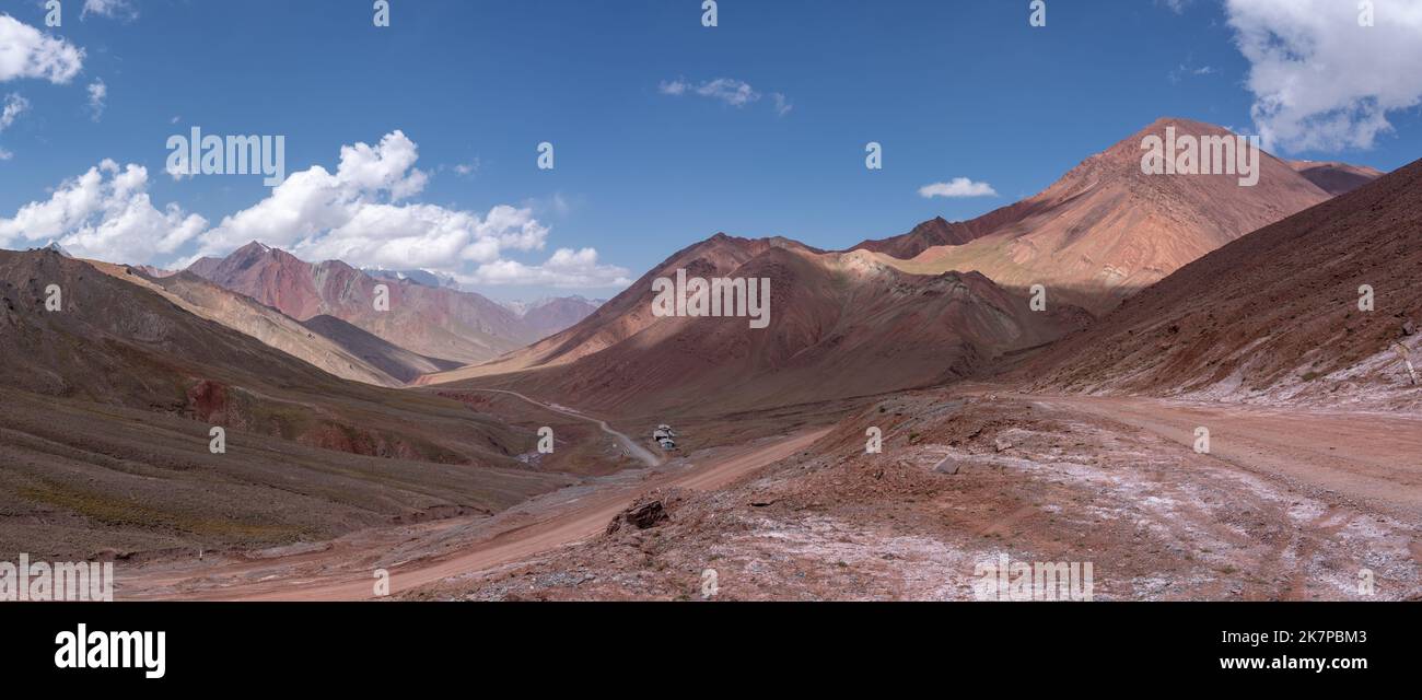 Panorama view of high-altitude Pamir highway between borders of Kyrgyzstan and Tajikistan at Kyzyl Art pass in Trans Alay mountain range Stock Photo