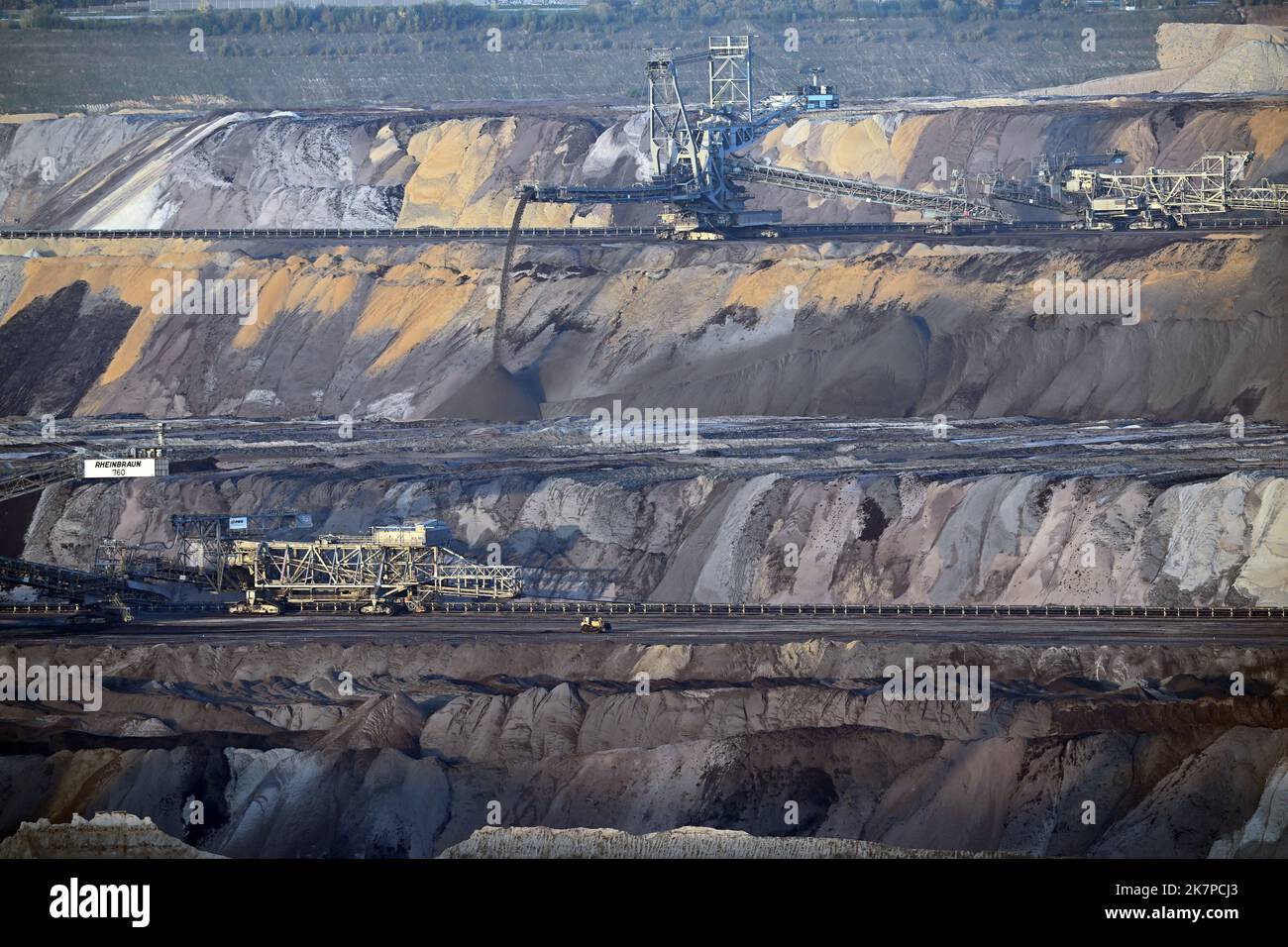 18 October 2022, North Rhine-Westphalia, Jüchen: A stacker works in the Garzweiler opencast lignite mine. The coal phase-out in the Rhenish mining region in North Rhine-Westphalia is to be brought forward by eight years to 2030. In view of the current energy crisis, two lignite-fired power plants are to run longer than previously planned. Photo: Federico Gambarini/dpa Stock Photo