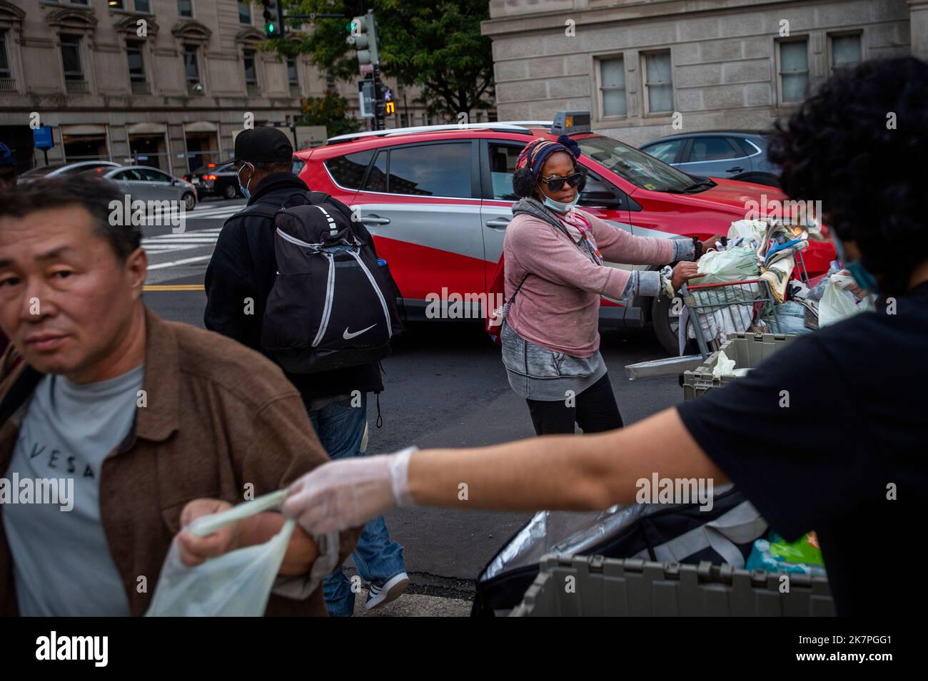 Homeless new york meals hi-res stock photography and images - Alamy