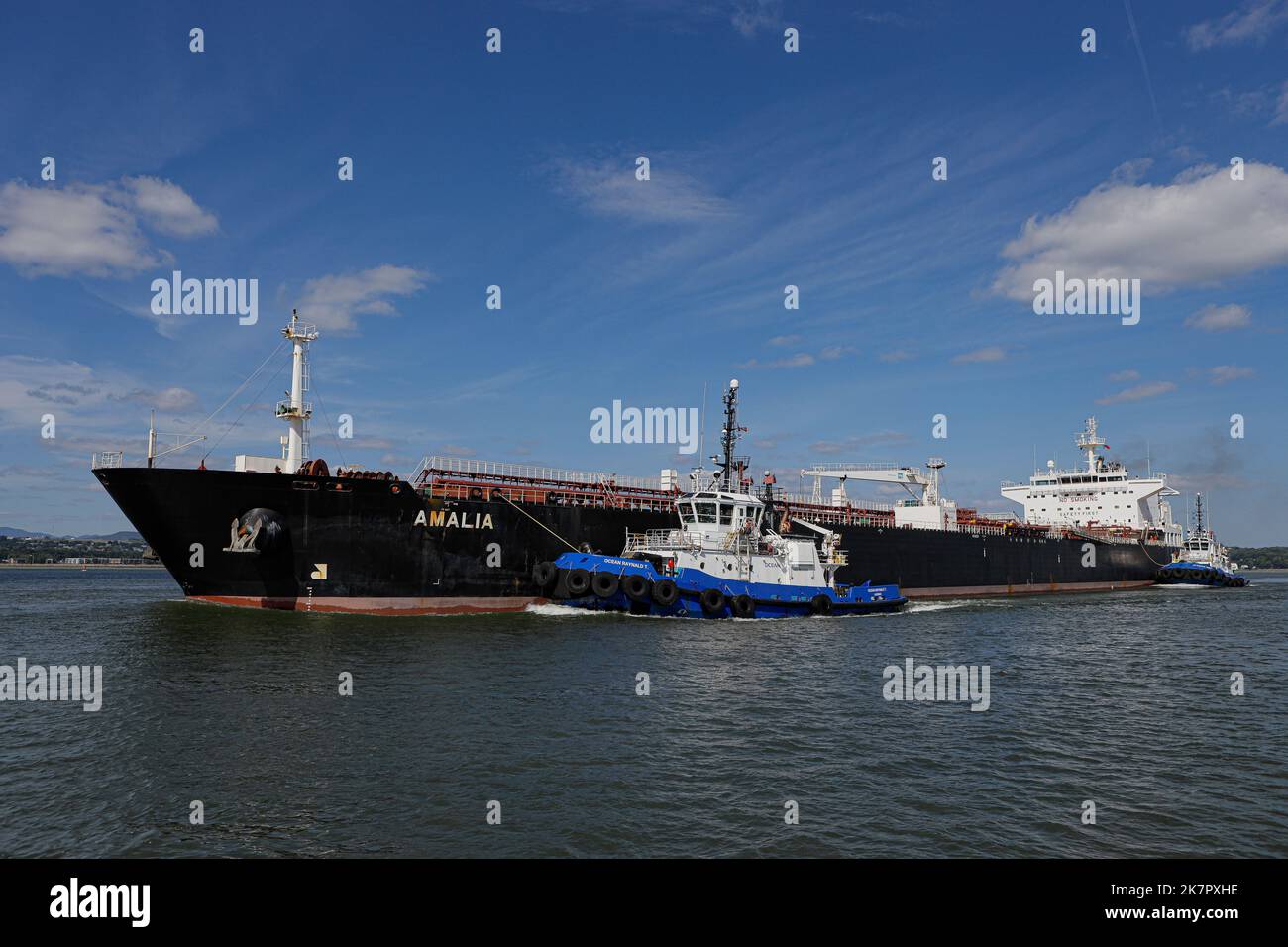 Towing cables links Groupe Ocean tug boats Ocean Raynald T. and Ocean Bertrand Jeansonne so they can guide bulk carrier Amalia as she dock into Quebec Stock Photo