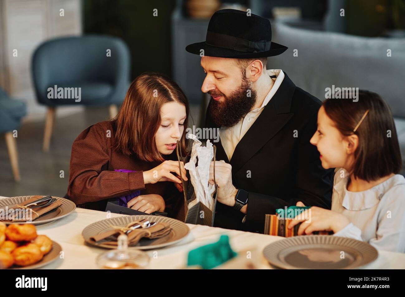 Child setting table for dinner hi-res stock photography and images - Alamy