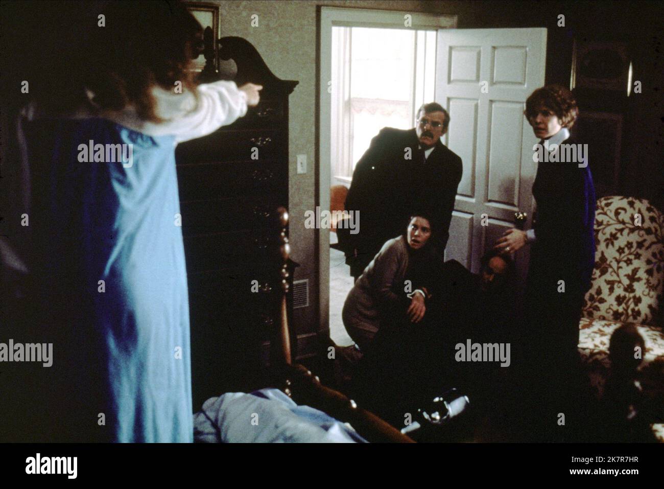 Linda Blair, Kitty Winn, Robert Symonds, Arthur Storch & Ellen Burstyn Film: The Exorcist (USA 1973) Characters: Regan, Sharon, Dr. Taney, Psychiatrist, Chris MacNeil  Director: William Friedkin 26 December 1973   **WARNING** This Photograph is for editorial use only and is the copyright of WARNER BROS. and/or the Photographer assigned by the Film or Production Company and can only be reproduced by publications in conjunction with the promotion of the above Film. A Mandatory Credit To WARNER BROS. is required. The Photographer should also be credited when known. No commercial use can be grante Stock Photo