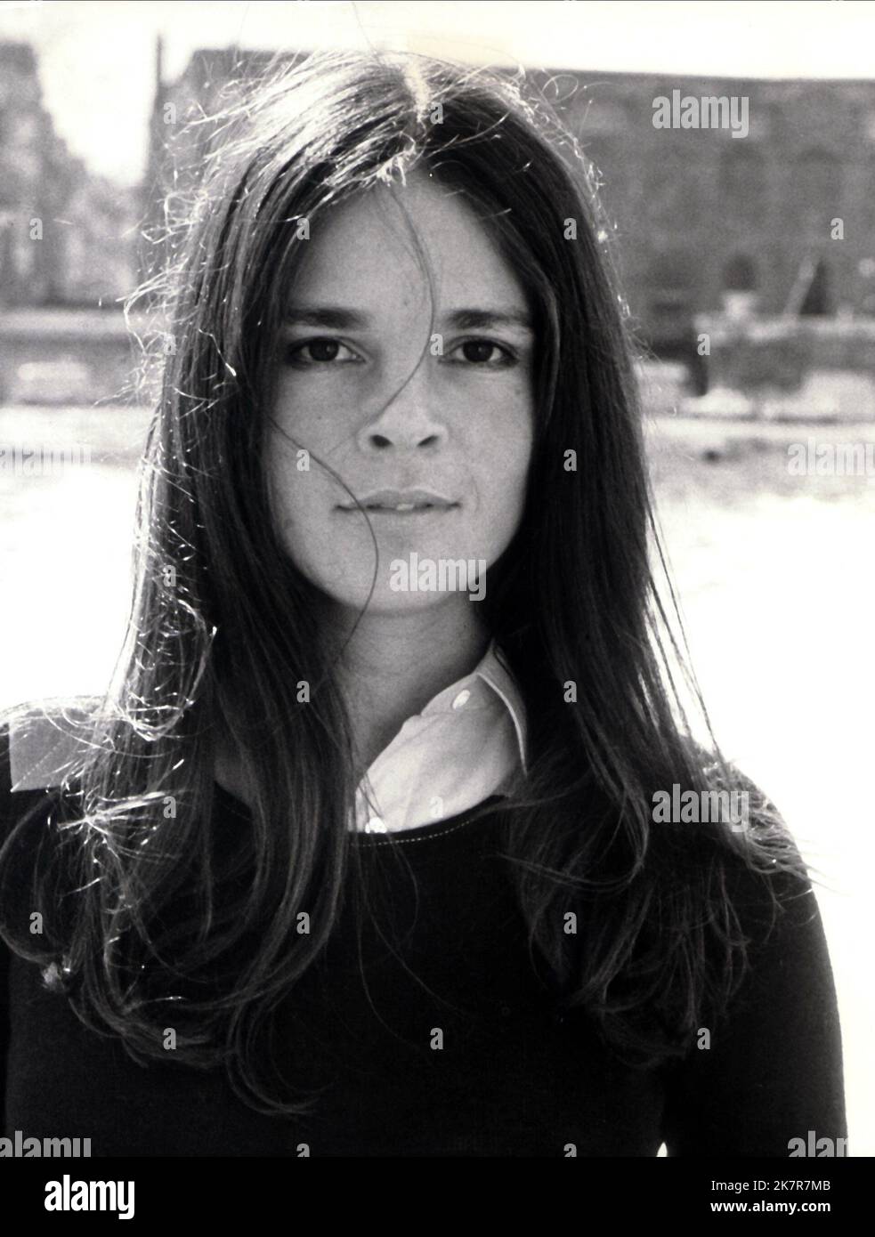 Ali Macgraw Film: Love Story (USA 1970) Characters: Jennifer Cavalleri  Director: Arthur Hiller 16 December 1970   **WARNING** This Photograph is for editorial use only and is the copyright of PARAMOUNT and/or the Photographer assigned by the Film or Production Company and can only be reproduced by publications in conjunction with the promotion of the above Film. A Mandatory Credit To PARAMOUNT is required. The Photographer should also be credited when known. No commercial use can be granted without written authority from the Film Company. Stock Photo