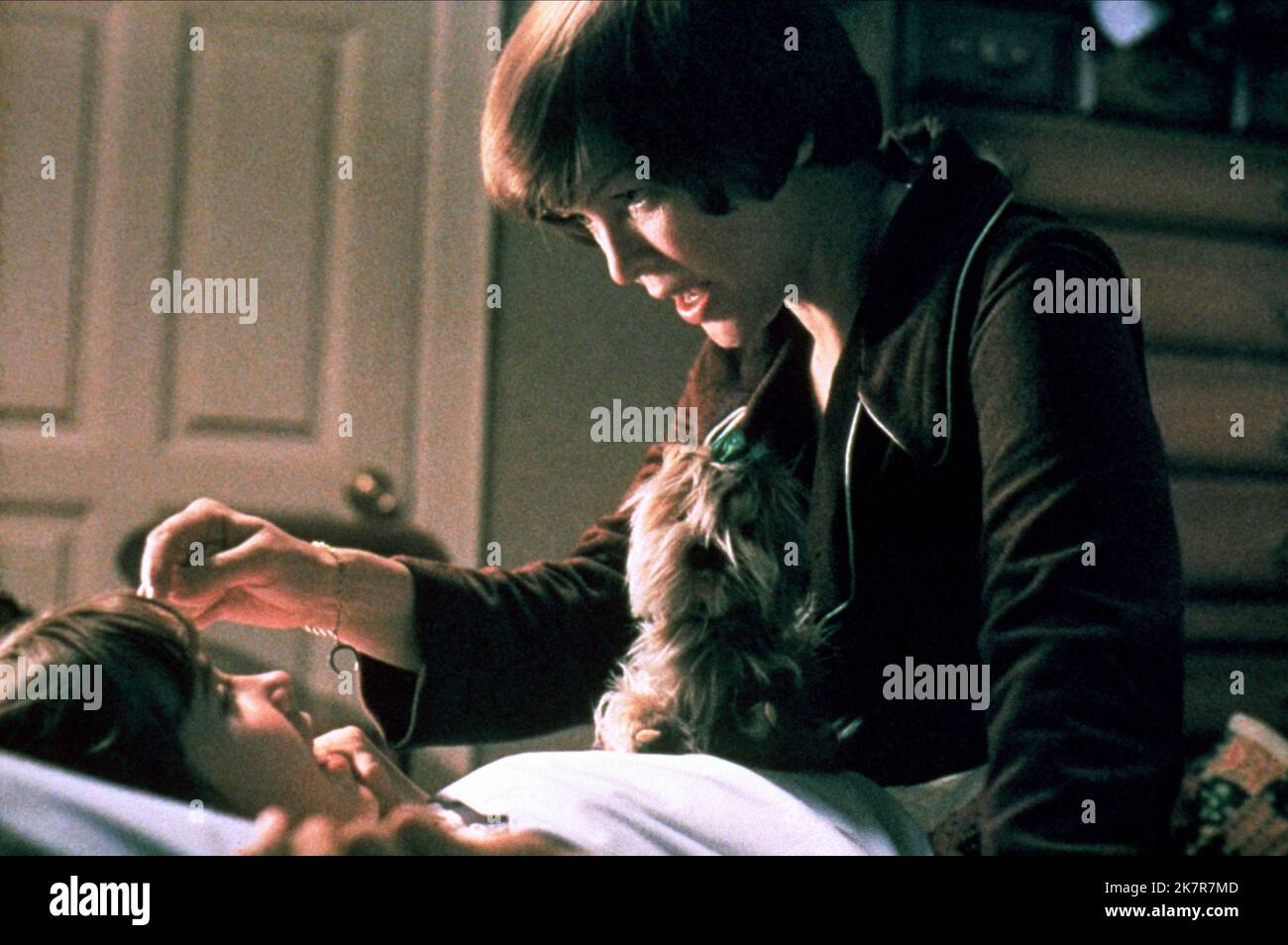 Linda Blair & Ellen Burstyn Film: The Exorcist (USA 1973) Characters: Regan, Chris MacNeil  Director: William Friedkin 26 December 1973   **WARNING** This Photograph is for editorial use only and is the copyright of WARNER BROS. and/or the Photographer assigned by the Film or Production Company and can only be reproduced by publications in conjunction with the promotion of the above Film. A Mandatory Credit To WARNER BROS. is required. The Photographer should also be credited when known. No commercial use can be granted without written authority from the Film Company. Stock Photo
