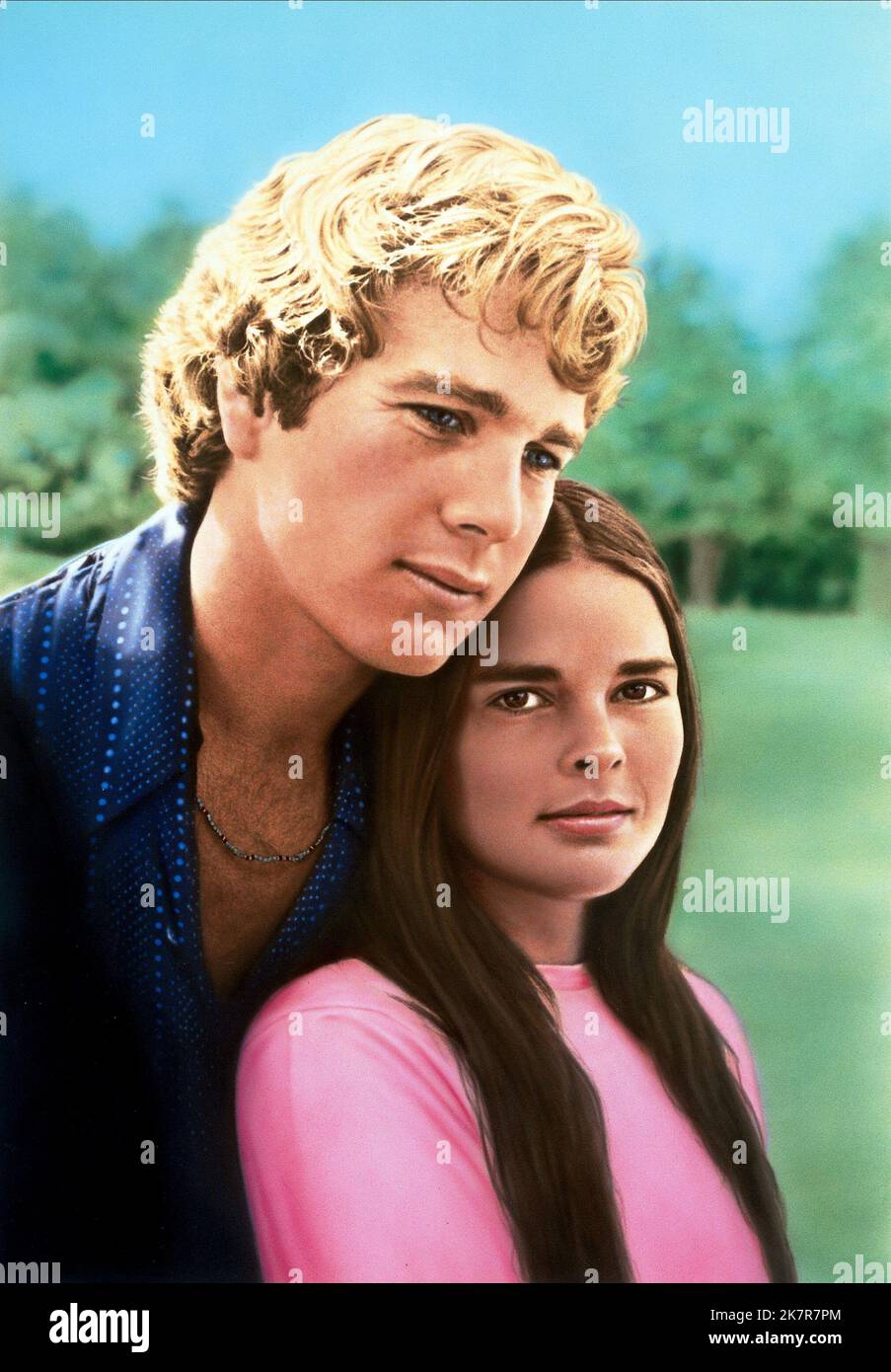 Ryan O'Neal & Ali Macgraw Film: Love Story (USA 1970) Characters: Oliver Barrett IV, Jennifer Cavalleri  Director: Arthur Hiller 16 December 1970   **WARNING** This Photograph is for editorial use only and is the copyright of PARAMOUNT and/or the Photographer assigned by the Film or Production Company and can only be reproduced by publications in conjunction with the promotion of the above Film. A Mandatory Credit To PARAMOUNT is required. The Photographer should also be credited when known. No commercial use can be granted without written authority from the Film Company. Stock Photo