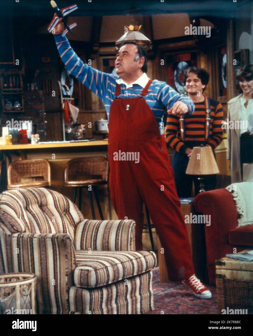 Jonathan Winters, Robin Williams & Pam Dawber Television: Mork & Mindy (TV-Serie) Characters: Mearth, Mork, Mindy McConnell  Usa 1978-1982, 14 September 1978   **WARNING** This Photograph is for editorial use only and is the copyright of PARAMOUNT TELEVISION and/or the Photographer assigned by the Film or Production Company and can only be reproduced by publications in conjunction with the promotion of the above Film. A Mandatory Credit To PARAMOUNT TELEVISION is required. The Photographer should also be credited when known. No commercial use can be granted without written authority from the F Stock Photo