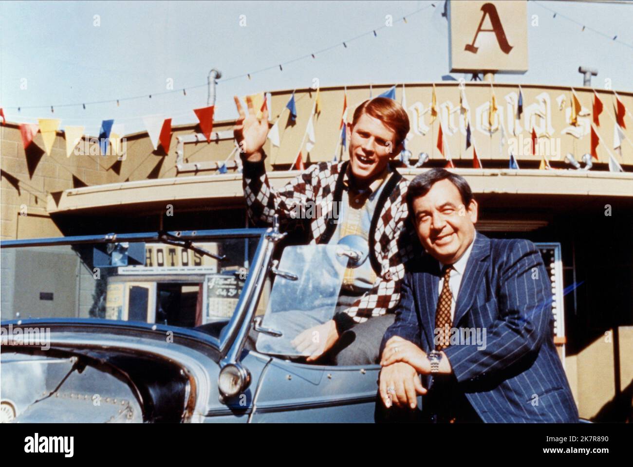 Ron Howard & Tom Bosley Television: Happy Days (TV-Serie) Characters: Richie Cunningham, Howard Cunningham  Usa 1974–1984, 15 January 1974   **WARNING** This Photograph is for editorial use only and is the copyright of ABC and/or the Photographer assigned by the Film or Production Company and can only be reproduced by publications in conjunction with the promotion of the above Film. A Mandatory Credit To ABC is required. The Photographer should also be credited when known. No commercial use can be granted without written authority from the Film Company. Stock Photo