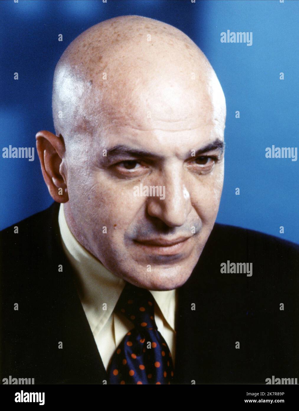 Telly Savalas Television: Kojak (TV-Serie) Characters: Lt. Theo Kojak  Usa 1973-1978, 24 October 1973   **WARNING** This Photograph is for editorial use only and is the copyright of CBS and/or the Photographer assigned by the Film or Production Company and can only be reproduced by publications in conjunction with the promotion of the above Film. A Mandatory Credit To CBS is required. The Photographer should also be credited when known. No commercial use can be granted without written authority from the Film Company. Stock Photo