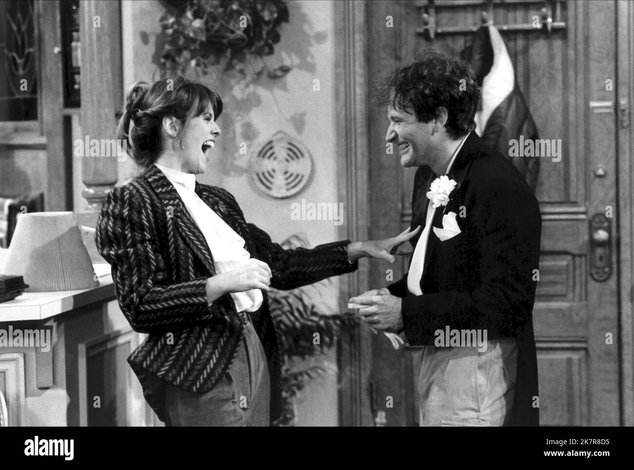 Pam Dawber & Robin Williams Television: Mork & Mindy (TV-Serie) Characters: Mindy McConnell, Mork  Usa 1978-1982, 14 September 1978   **WARNING** This Photograph is for editorial use only and is the copyright of PARAMOUNT TELEVISION and/or the Photographer assigned by the Film or Production Company and can only be reproduced by publications in conjunction with the promotion of the above Film. A Mandatory Credit To PARAMOUNT TELEVISION is required. The Photographer should also be credited when known. No commercial use can be granted without written authority from the Film Company. Stock Photo