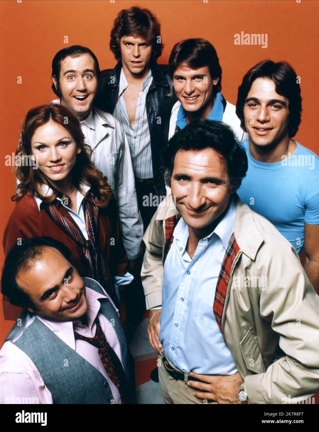 Andy Kaufman, Jeff Conaway, Randall Carver, Marilu Henner, Tony Danza, Danny Devito & Judd Hirsch Television: Taxi (TV-Serie) Characters: Latka Gravas, Bobby Wheeler, John Burns, Elaine O'Connor-Nardo, Tony Banta, Louie De Palma, Alex Reiger  Usa 1963-1964, 12 September 1978   **WARNING** This Photograph is for editorial use only and is the copyright of PARAMOUNT TELEVISION and/or the Photographer assigned by the Film or Production Company and can only be reproduced by publications in conjunction with the promotion of the above Film. A Mandatory Credit To PARAMOUNT TELEVISION is required. The Stock Photo