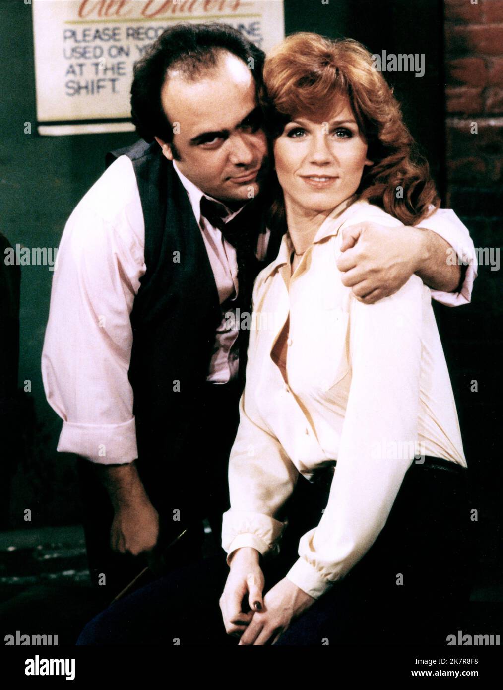 Danny Devito & Marilu Henner Television: Taxi (TV-Serie) Characters: Louie De Palma, Elaine O'Connor-Nardo  Usa 1963-1964, 12 September 1978   **WARNING** This Photograph is for editorial use only and is the copyright of PARAMOUNT TELEVISION and/or the Photographer assigned by the Film or Production Company and can only be reproduced by publications in conjunction with the promotion of the above Film. A Mandatory Credit To PARAMOUNT TELEVISION is required. The Photographer should also be credited when known. No commercial use can be granted without written authority from the Film Company. Stock Photo