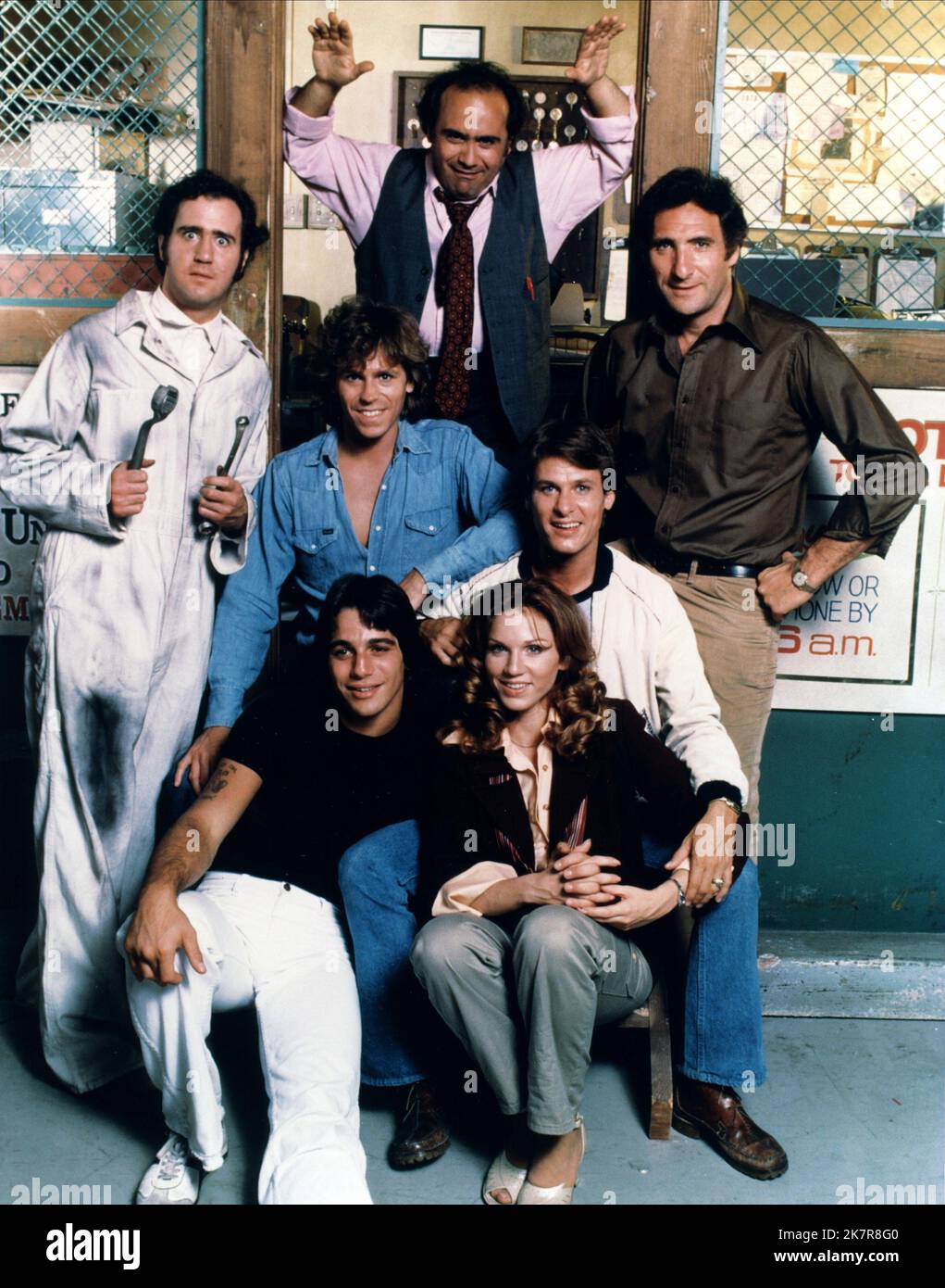 Andy Kaufman, Danny Devito, Judd Hirsch, Jeff Conaway, Randall Carver, Tony Danza & Marilu Henner Television: Taxi (TV-Serie) Characters: Latka Gravas, Louie De Palma, Alex Reiger, Bobby Wheeler, John Burns, Tony Banta, Elaine O'Connor-Nardo  Usa 1963-1964, 12 September 1978   **WARNING** This Photograph is for editorial use only and is the copyright of PARAMOUNT TELEVISION and/or the Photographer assigned by the Film or Production Company and can only be reproduced by publications in conjunction with the promotion of the above Film. A Mandatory Credit To PARAMOUNT TELEVISION is required. The Stock Photo
