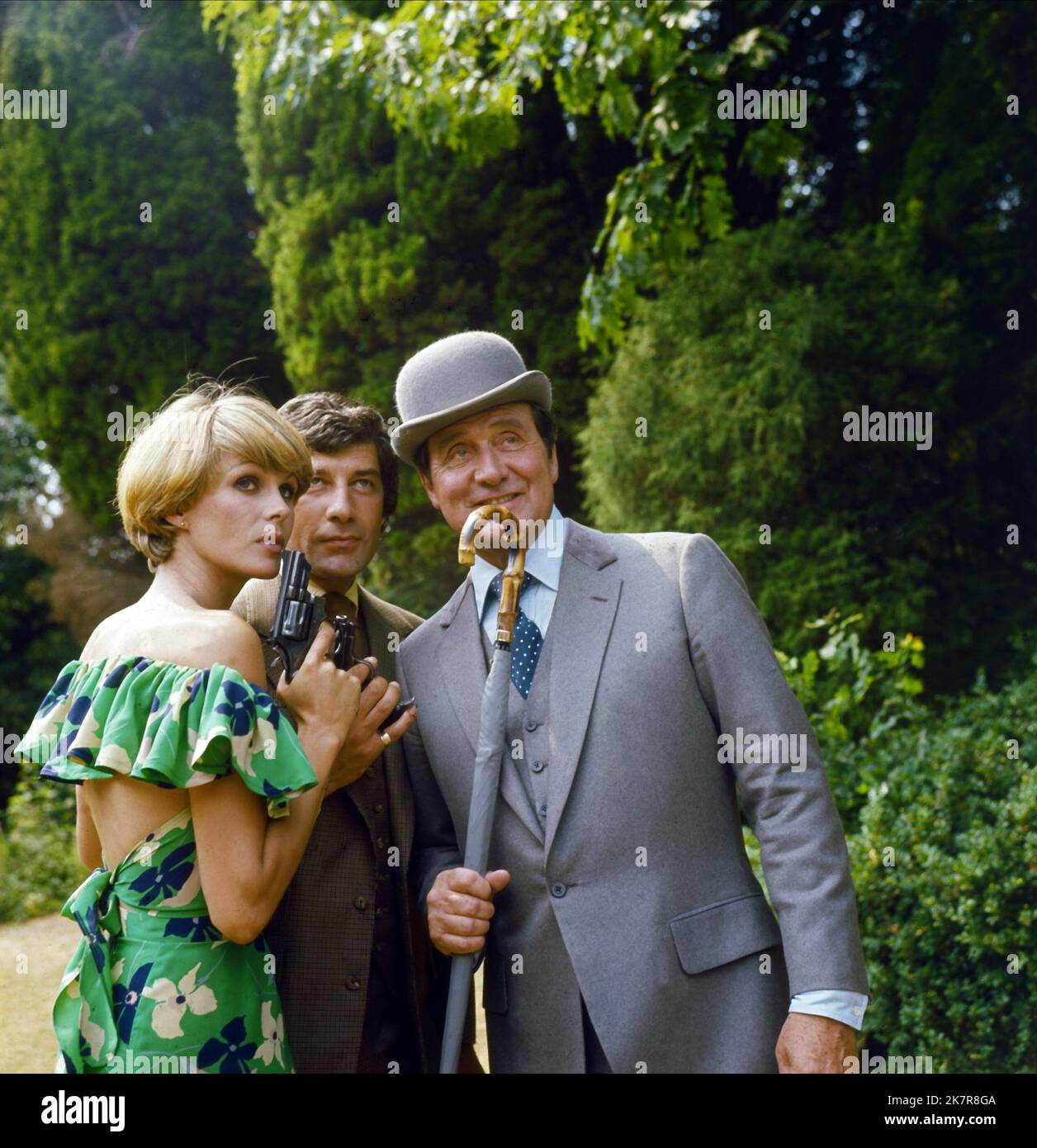 Joanna Lumley, Gareth Hunt & Patrick Macnee Television: The New Avengers (TV-Serie) Characters: Purdey, Mike Gambit, John Steed  Uk/Can/Fr 1976-1977, 22 September 1976   **WARNING** This Photograph is for editorial use only and is the copyright of IDTVSTUDIOCANAL and/or the Photographer assigned by the Film or Production Company and can only be reproduced by publications in conjunction with the promotion of the above Film. A Mandatory Credit To IDTVSTUDIOCANAL is required. The Photographer should also be credited when known. No commercial use can be granted without written authority from the Stock Photo