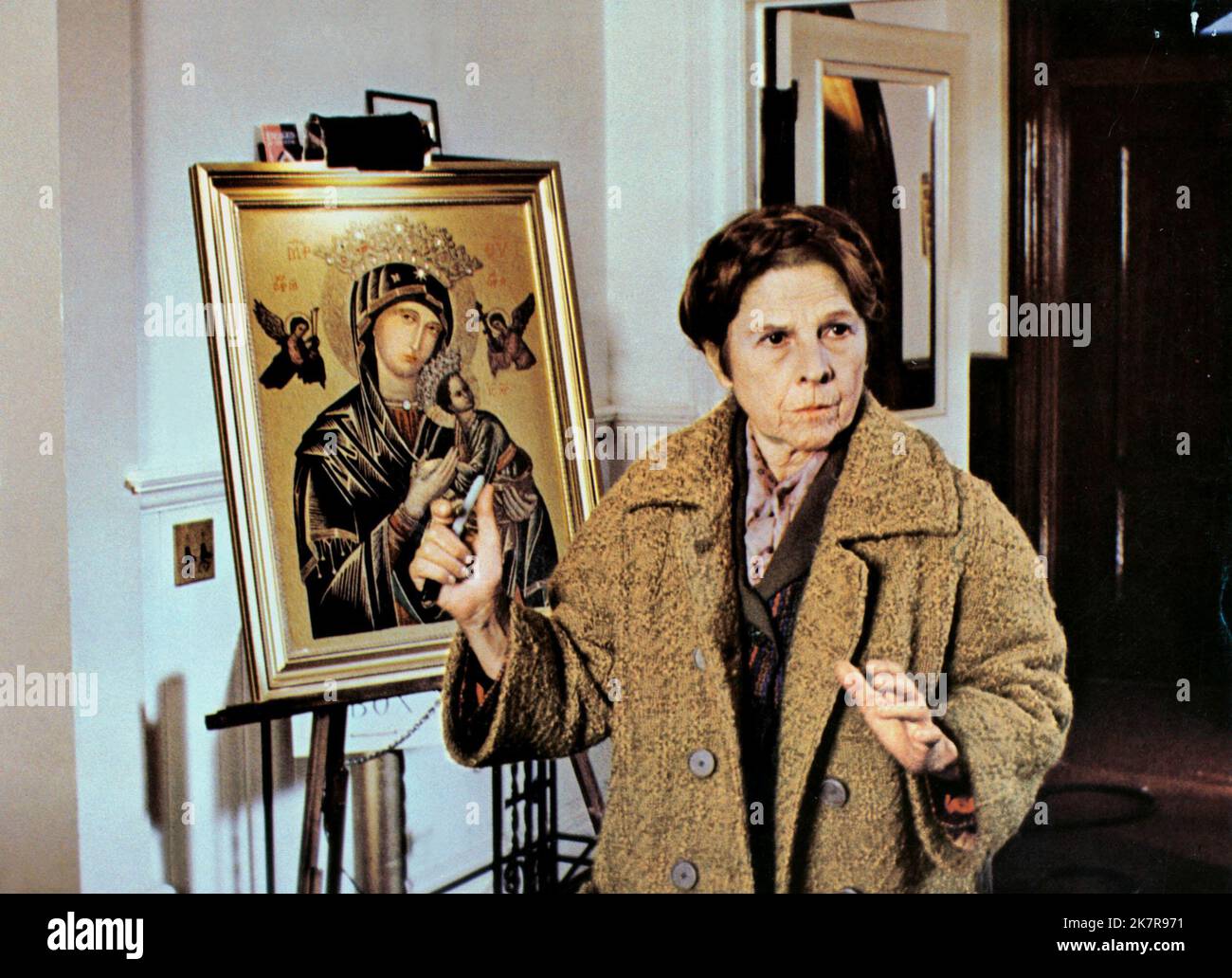 Ruth Gordon Film: Harold And Maude (USA 1971)   Director: Hal Ashby 20 December 1971   **WARNING** This Photograph is for editorial use only and is the copyright of PARAMOUNT and/or the Photographer assigned by the Film or Production Company and can only be reproduced by publications in conjunction with the promotion of the above Film. A Mandatory Credit To PARAMOUNT is required. The Photographer should also be credited when known. No commercial use can be granted without written authority from the Film Company. Stock Photo