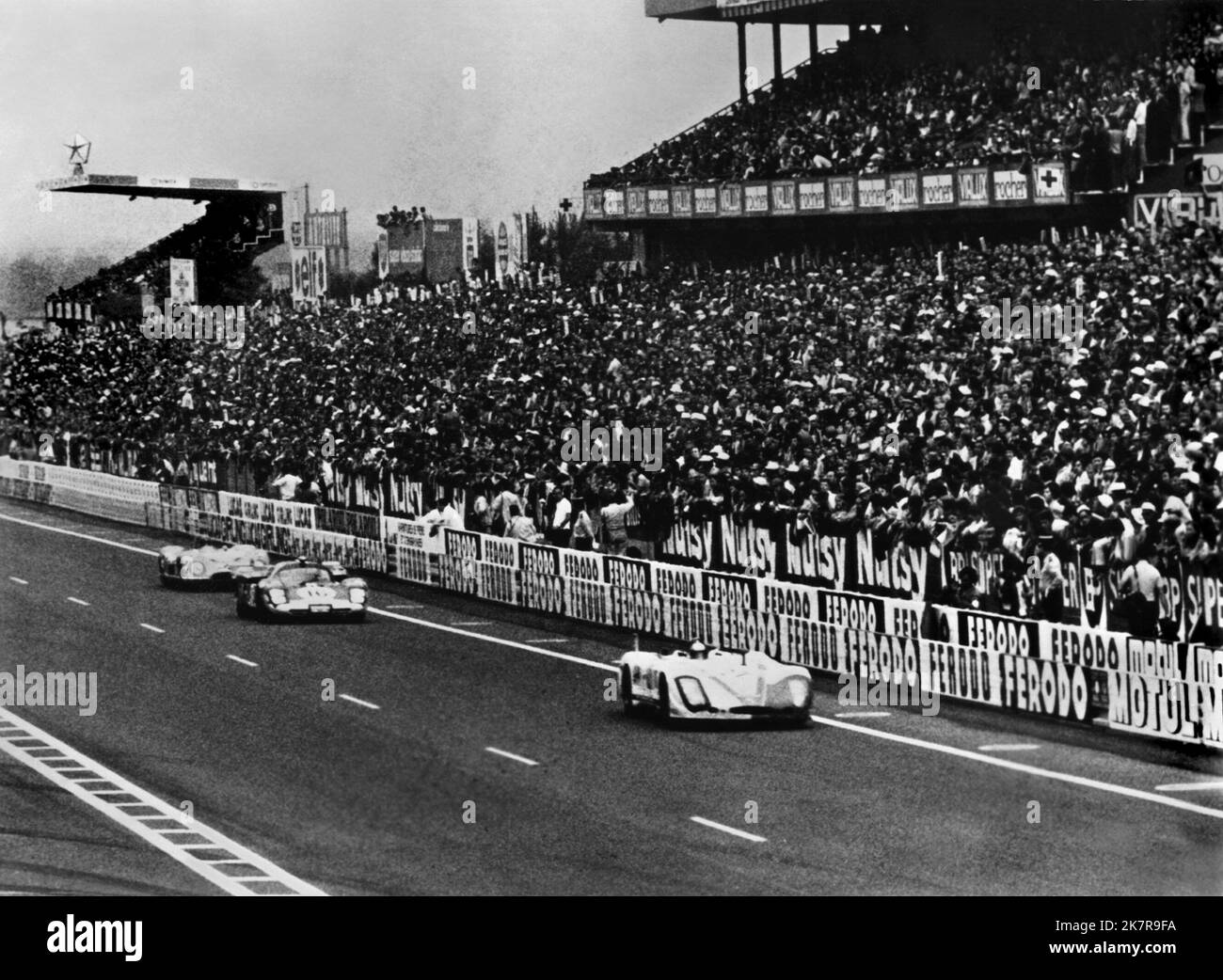 Race Scene Film: Le Mans (USA 1971)   Director: Lee H. Katzin 23 June 1971   **WARNING** This Photograph is for editorial use only and is the copyright of SOLAR PRODUCTIONS and/or the Photographer assigned by the Film or Production Company and can only be reproduced by publications in conjunction with the promotion of the above Film. A Mandatory Credit To SOLAR PRODUCTIONS is required. The Photographer should also be credited when known. No commercial use can be granted without written authority from the Film Company. Stock Photo