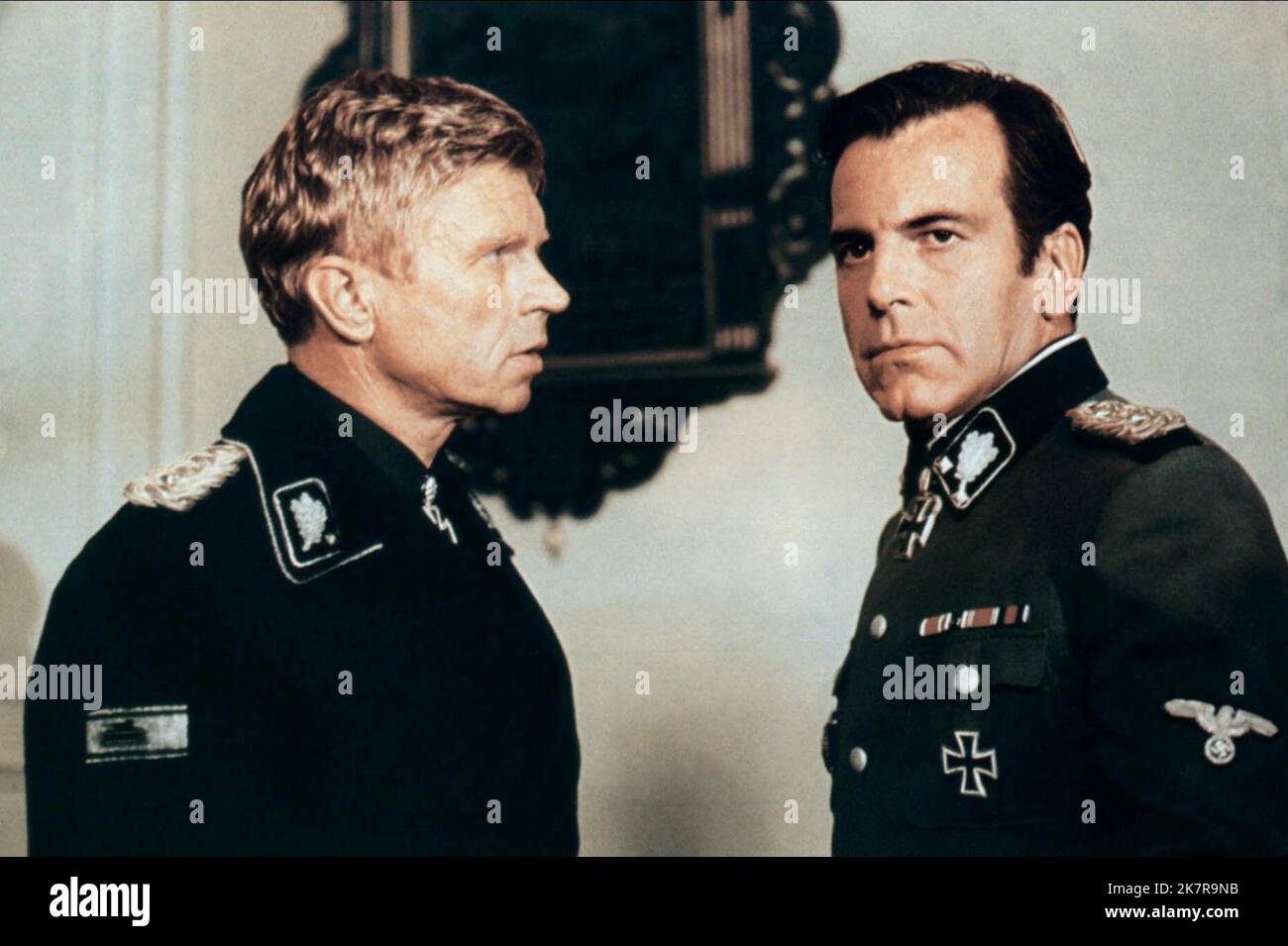 Hardy Krüger & Maximilian Schell Film: A Bridge Too Far (UK/USA 1977) Characters: & Lt. Gen. Wilhelm Bittrich  Director: Richard Attenborough 15 June 1977   **WARNING** This Photograph is for editorial use only and is the copyright of UNITED ARTISTS and/or the Photographer assigned by the Film or Production Company and can only be reproduced by publications in conjunction with the promotion of the above Film. A Mandatory Credit To UNITED ARTISTS is required. The Photographer should also be credited when known. No commercial use can be granted without written authority from the Film Company. Stock Photo