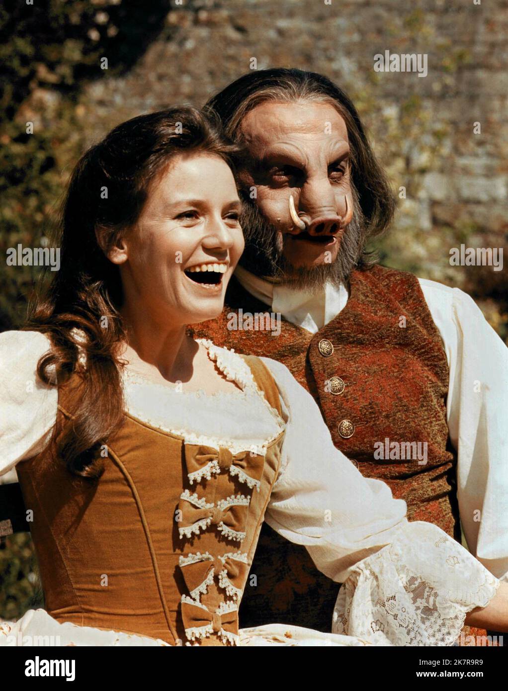 Trish Van Devere & George C. Scott Film: Beauty And The Beast (TV-Film)   Usa/Uk 1976, Director: Fielder Cook 03 December 1976   **WARNING** This Photograph is for editorial use only and is the copyright of HALLMARK and/or the Photographer assigned by the Film or Production Company and can only be reproduced by publications in conjunction with the promotion of the above Film. A Mandatory Credit To HALLMARK is required. The Photographer should also be credited when known. No commercial use can be granted without written authority from the Film Company. Stock Photo