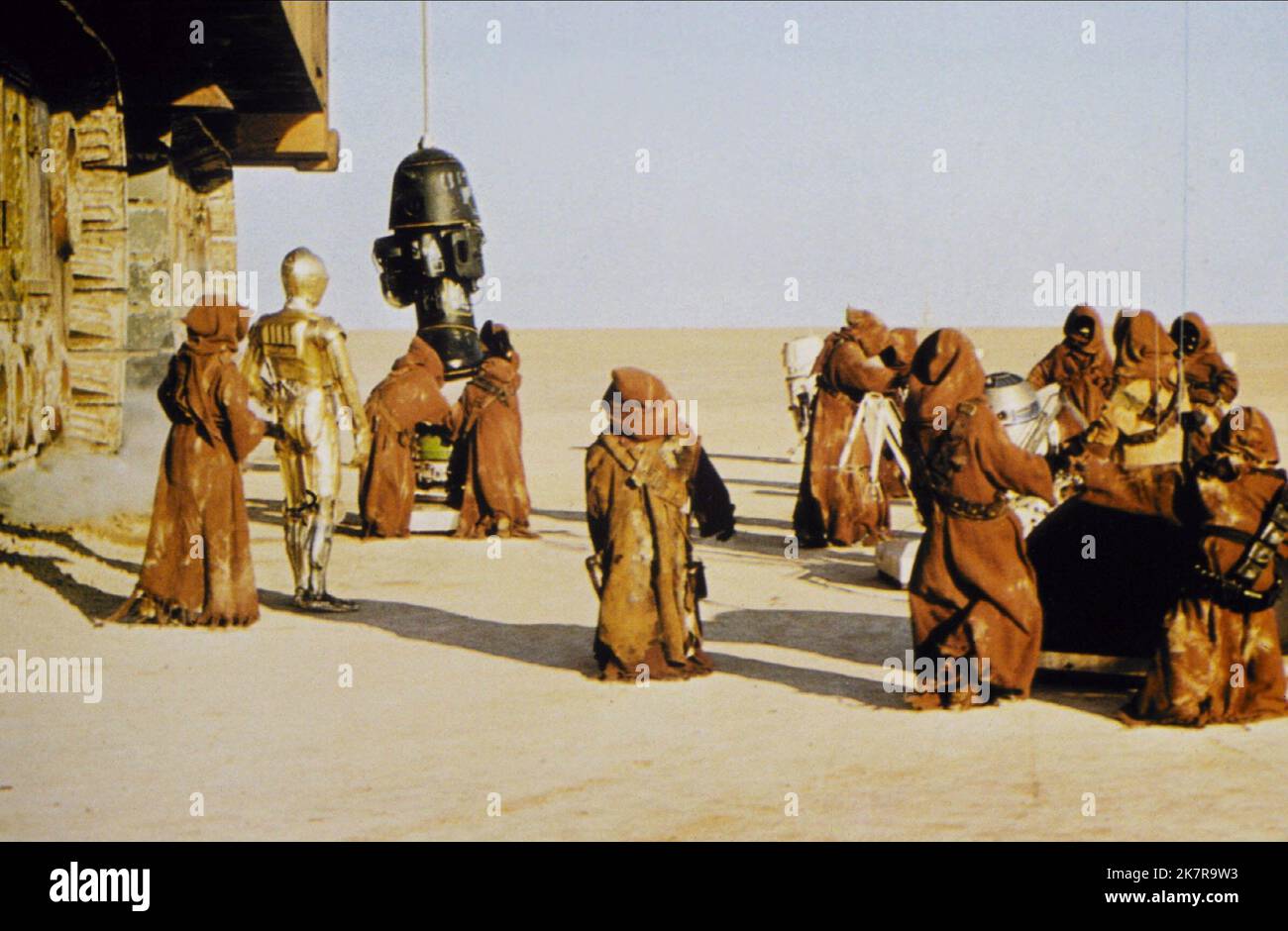 Anthony Daniels & Jawa Film: Star Wars: Episode Iv - A New Hope (USA 1977) Characters: C-3PO  / Neuer Titel Auch: 'Star Wars: Episode Iv – Eine Neue Hoffnung' Director: George Lucas 25 May 1977   **WARNING** This Photograph is for editorial use only and is the copyright of LUCASFILM and/or the Photographer assigned by the Film or Production Company and can only be reproduced by publications in conjunction with the promotion of the above Film. A Mandatory Credit To LUCASFILM is required. The Photographer should also be credited when known. No commercial use can be granted without written author Stock Photo