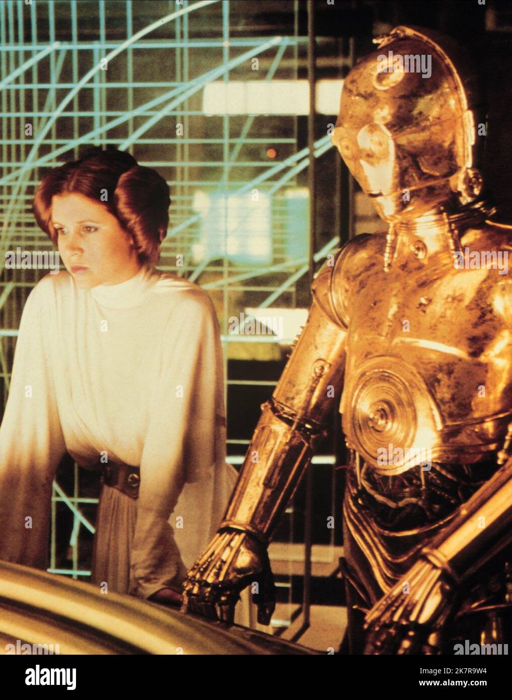 Carrie Fisher & Anthony Daniels Film: Star Wars: Episode Iv - A New Hope (USA 1977) Characters: Princess Leia, C-3PO  / Neuer Titel Auch: 'Star Wars: Episode Iv – Eine Neue Hoffnung' Director: George Lucas 25 May 1977   **WARNING** This Photograph is for editorial use only and is the copyright of LUCASFILM and/or the Photographer assigned by the Film or Production Company and can only be reproduced by publications in conjunction with the promotion of the above Film. A Mandatory Credit To LUCASFILM is required. The Photographer should also be credited when known. No commercial use can be grante Stock Photo