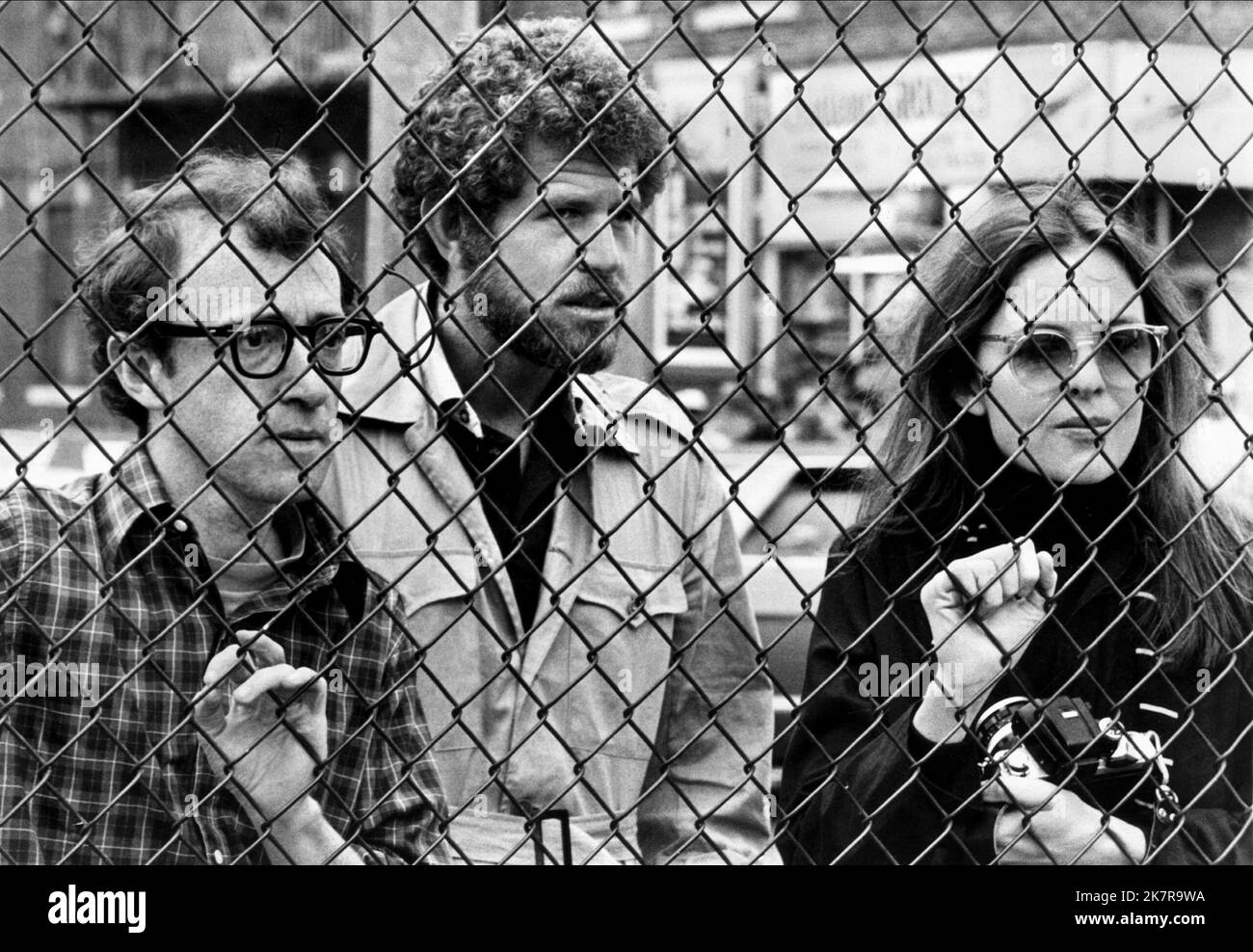Woody Allen, Tony Roberts, Diane Keaton Film: Annie Hall (USA 1977) Characters: Alvy Singer,Rob,Annie Hall  Director: Woody Allen 20 April 1977   **WARNING** This Photograph is for editorial use only and is the copyright of UNITED ARTISTS and/or the Photographer assigned by the Film or Production Company and can only be reproduced by publications in conjunction with the promotion of the above Film. A Mandatory Credit To UNITED ARTISTS is required. The Photographer should also be credited when known. No commercial use can be granted without written authority from the Film Company. Stock Photo