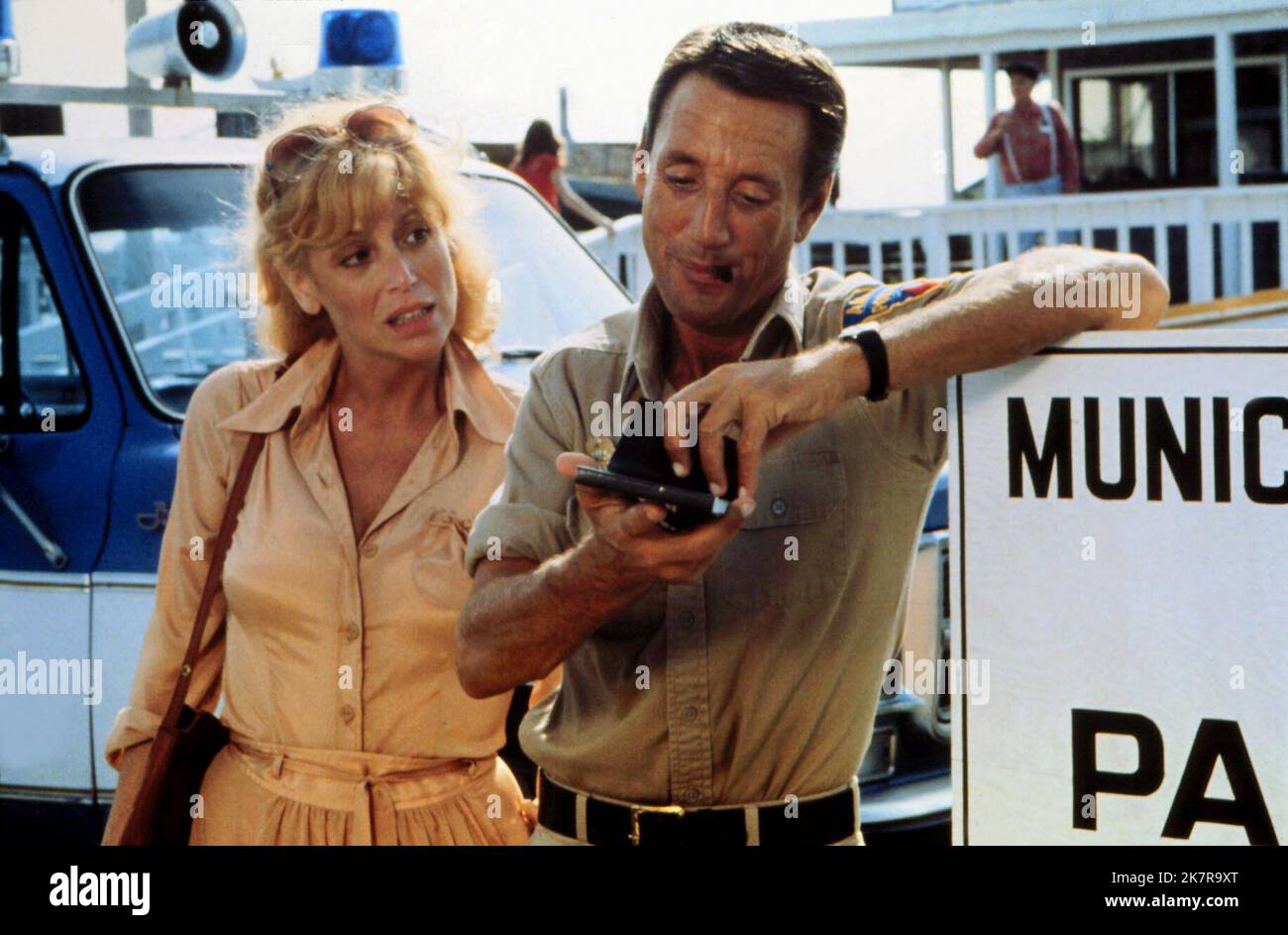 Lorraine Gary & Roy Scheider Film: Jaws 2 (USA 1978) Characters: Ellen Brody & Police Chief Martin Brody  Director: Jeannot Szwarc 16 June 1978   **WARNING** This Photograph is for editorial use only and is the copyright of UNIVERSAL PICTURES and/or the Photographer assigned by the Film or Production Company and can only be reproduced by publications in conjunction with the promotion of the above Film. A Mandatory Credit To UNIVERSAL PICTURES is required. The Photographer should also be credited when known. No commercial use can be granted without written authority from the Film Company. Stock Photo