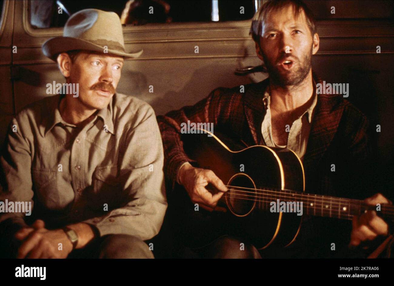Ronny Cox & David Carradine Film: Bound For Glory (USA 1976) Characters: Ozark Bule & Woody Guthrie  Director: Hal Ashby 05 December 1976   **WARNING** This Photograph is for editorial use only and is the copyright of UNITED ARTIST and/or the Photographer assigned by the Film or Production Company and can only be reproduced by publications in conjunction with the promotion of the above Film. A Mandatory Credit To UNITED ARTIST is required. The Photographer should also be credited when known. No commercial use can be granted without written authority from the Film Company. Stock Photo