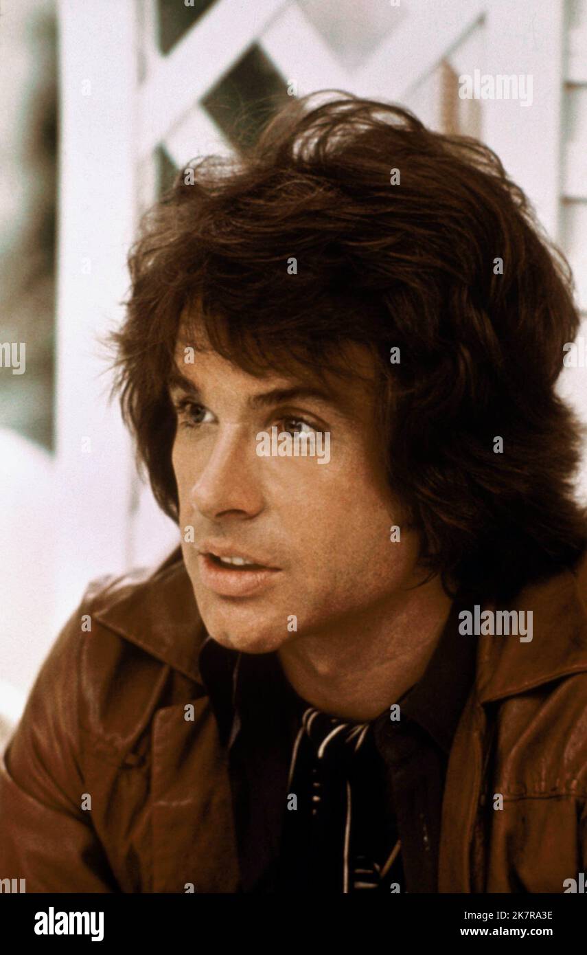 Warren Beatty Film: Shampoo (USA 1975) Characters: George Roundy  Director: Hal Ashby 11 February 1975   **WARNING** This Photograph is for editorial use only and is the copyright of COLUMBIA and/or the Photographer assigned by the Film or Production Company and can only be reproduced by publications in conjunction with the promotion of the above Film. A Mandatory Credit To COLUMBIA is required. The Photographer should also be credited when known. No commercial use can be granted without written authority from the Film Company. Stock Photo