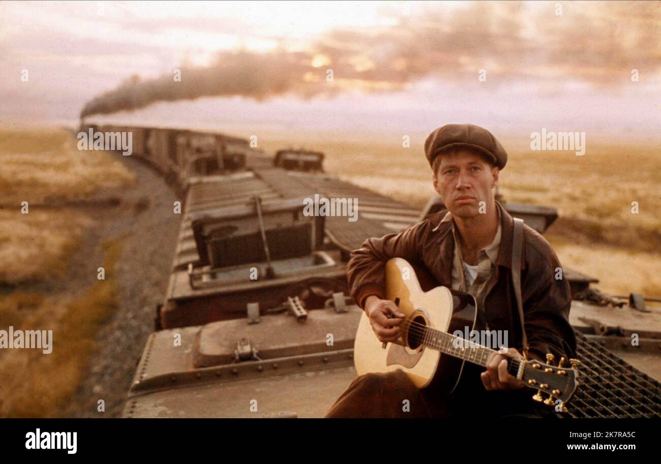 David Carradine Film: Bound For Glory (USA 1976) Characters: Woody Guthrie  Director: Hal Ashby 05 December 1976   **WARNING** This Photograph is for editorial use only and is the copyright of UNITED ARTIST and/or the Photographer assigned by the Film or Production Company and can only be reproduced by publications in conjunction with the promotion of the above Film. A Mandatory Credit To UNITED ARTIST is required. The Photographer should also be credited when known. No commercial use can be granted without written authority from the Film Company. Stock Photo