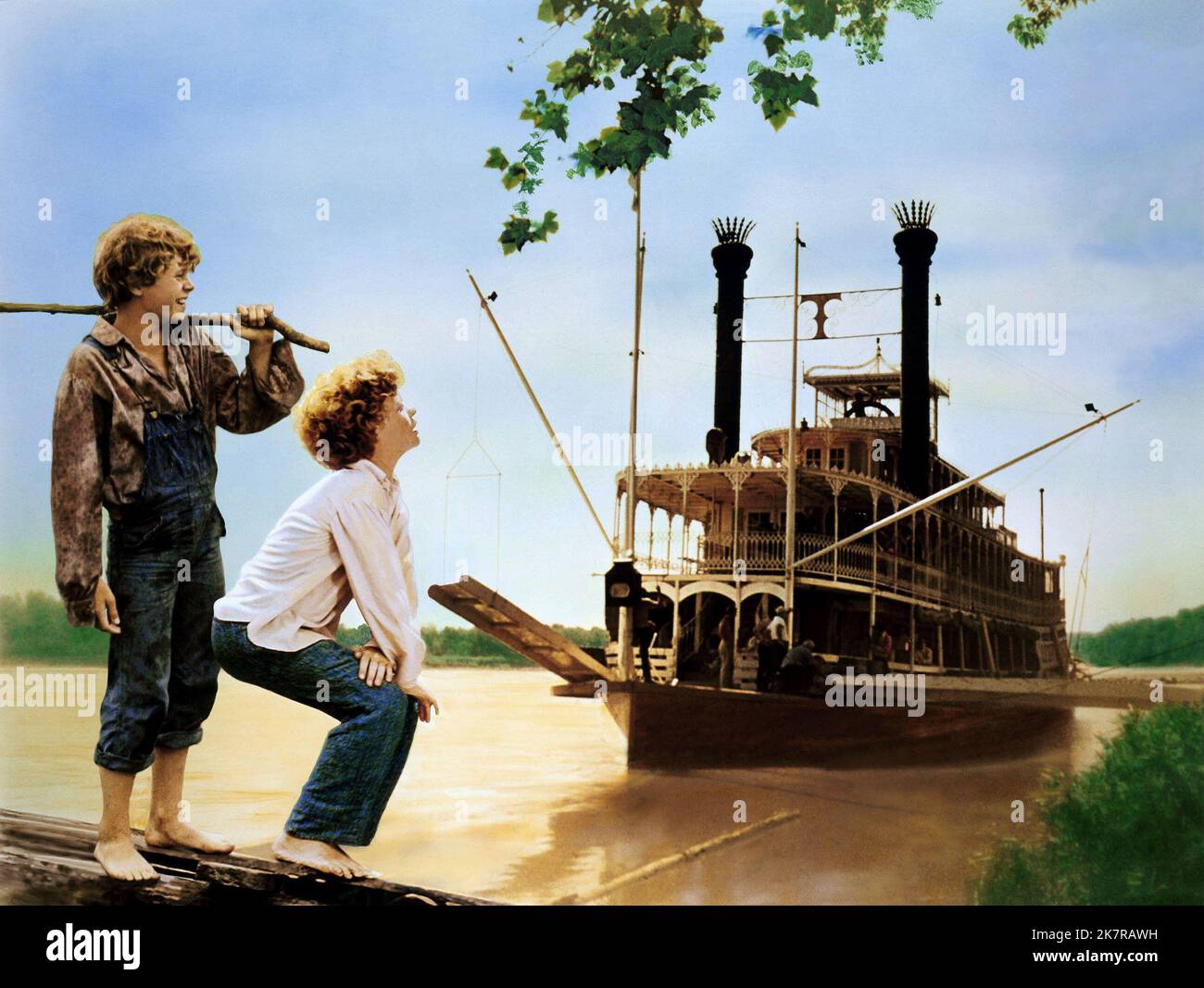 Jeff East, Johnny Whitaker & Riverboat Film: Tom Sawyer (USA 1973) Characters: Huckleberry Finn,Tom Sawyer &  Director: Don Taylor 14 March 1973   **WARNING** This Photograph is for editorial use only and is the copyright of UNITED ARTISTS and/or the Photographer assigned by the Film or Production Company and can only be reproduced by publications in conjunction with the promotion of the above Film. A Mandatory Credit To UNITED ARTISTS is required. The Photographer should also be credited when known. No commercial use can be granted without written authority from the Film Company. Stock Photo