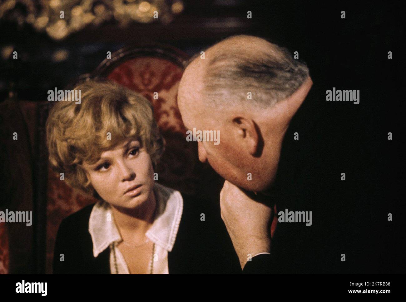 Barbara Harris & Alfred Hitchcock Film: Family Plot (1975) Characters: Blanche Tyler & Silhouette at office of Vital Statistics  Director: Alfred Hitchcock 09 April 1976   **WARNING** This Photograph is for editorial use only and is the copyright of UNIVERSAL and/or the Photographer assigned by the Film or Production Company and can only be reproduced by publications in conjunction with the promotion of the above Film. A Mandatory Credit To UNIVERSAL is required. The Photographer should also be credited when known. No commercial use can be granted without written authority from the Film Compan Stock Photo
