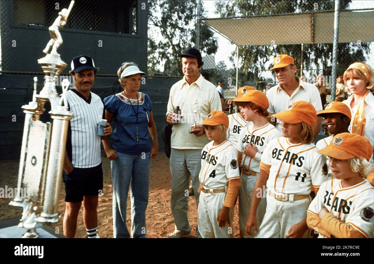 Vic Morrow, Joyce Van Patten, Walter Matthau & Tatum O'Neal Film: The Bad News Bears (1970) Characters: Coach Roy Turner, Cleveland, Coach Morris Buttermaker, Amanda Whurlitzer  Director: Michael Ritchie 06 April 1976   **WARNING** This Photograph is for editorial use only and is the copyright of PARAMOUNT and/or the Photographer assigned by the Film or Production Company and can only be reproduced by publications in conjunction with the promotion of the above Film. A Mandatory Credit To PARAMOUNT is required. The Photographer should also be credited when known. No commercial use can be grante Stock Photo