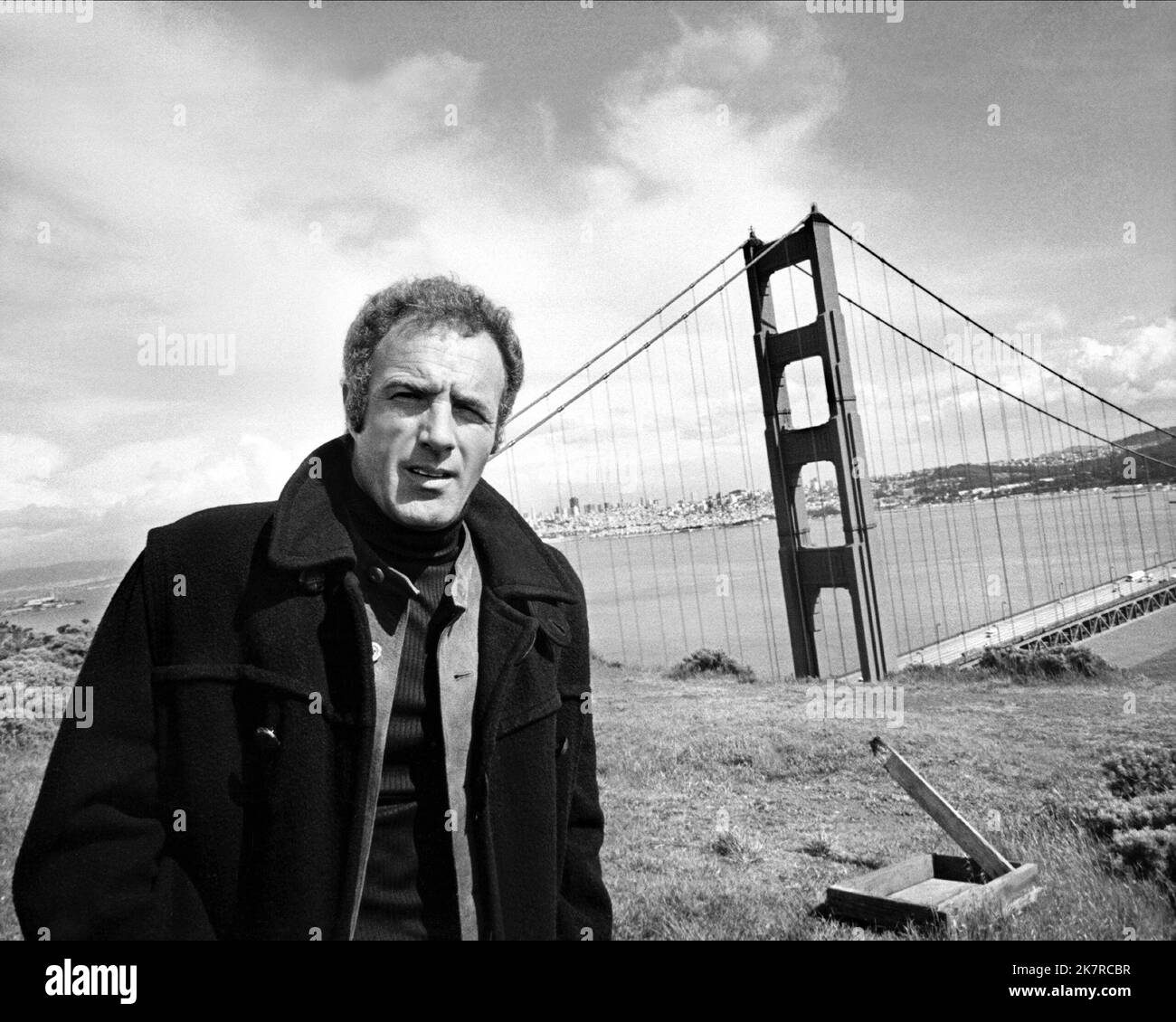 James Caan Film: The Killer Elite (1975) Characters: Mike Locken  Director: Sam Peckinpah 17 December 1975   **WARNING** This Photograph is for editorial use only and is the copyright of UNITED ARTISTS and/or the Photographer assigned by the Film or Production Company and can only be reproduced by publications in conjunction with the promotion of the above Film. A Mandatory Credit To UNITED ARTISTS is required. The Photographer should also be credited when known. No commercial use can be granted without written authority from the Film Company. Stock Photo