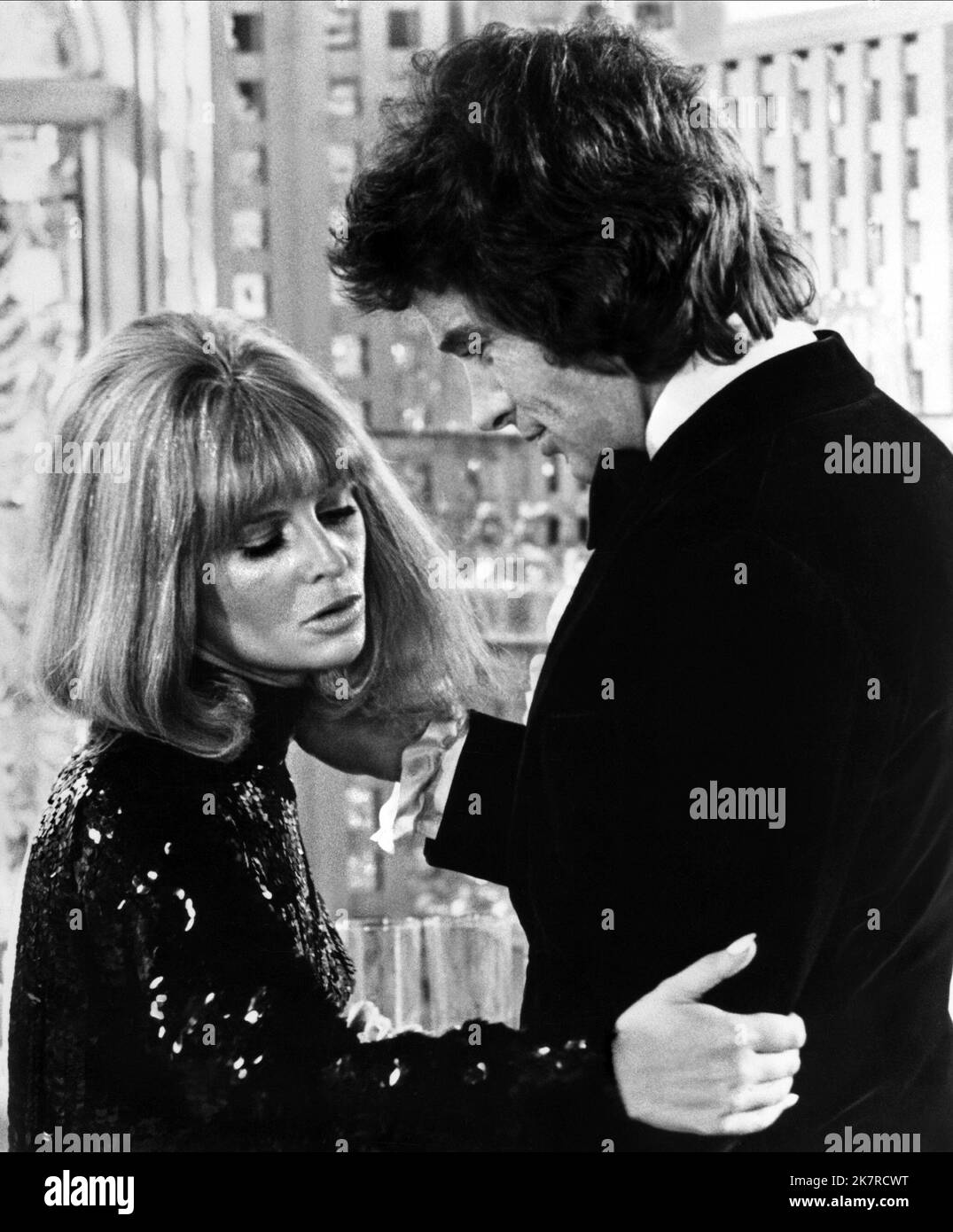 Julie Christie & Warren Beatty Film: Shampoo (USA 1975) Characters: Jackie Shawn, George Roundy  Director: Hal Ashby 11 February 1975   **WARNING** This Photograph is for editorial use only and is the copyright of COLUMBIA and/or the Photographer assigned by the Film or Production Company and can only be reproduced by publications in conjunction with the promotion of the above Film. A Mandatory Credit To COLUMBIA is required. The Photographer should also be credited when known. No commercial use can be granted without written authority from the Film Company. Stock Photo